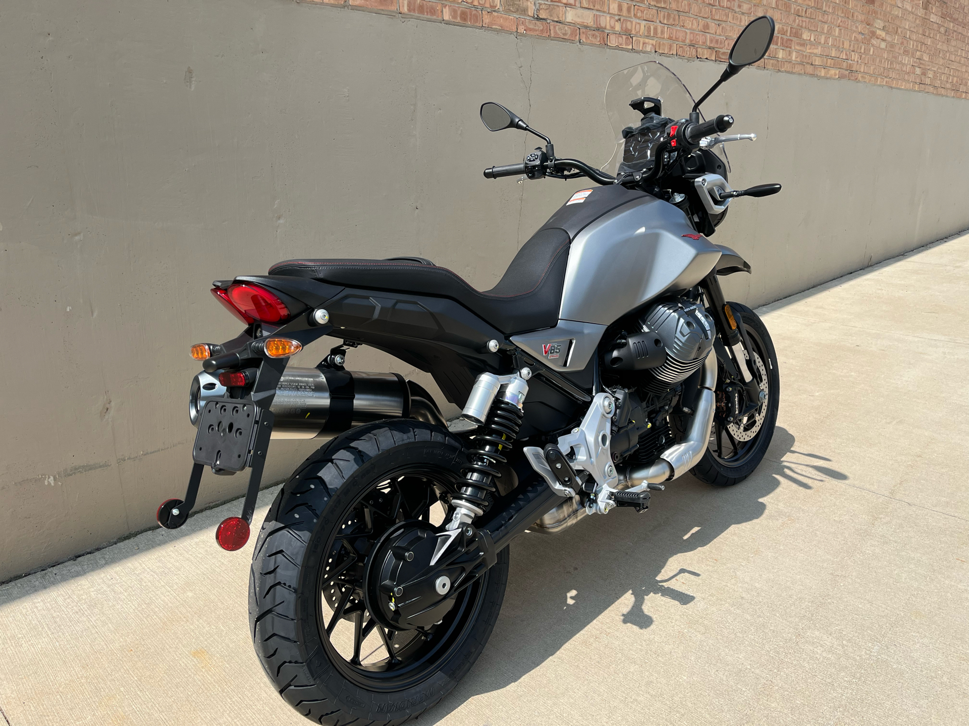 2025 Moto Guzzi V85 STRADA E5+ in Roselle, Illinois - Photo 3