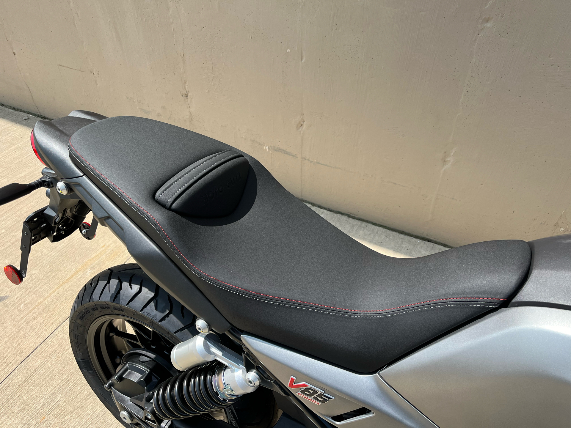 2025 Moto Guzzi V85 STRADA E5+ in Roselle, Illinois - Photo 9