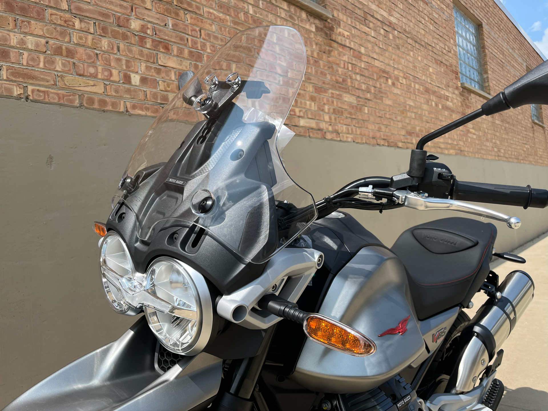 2025 Moto Guzzi V85 STRADA E5+ in Roselle, Illinois - Photo 17