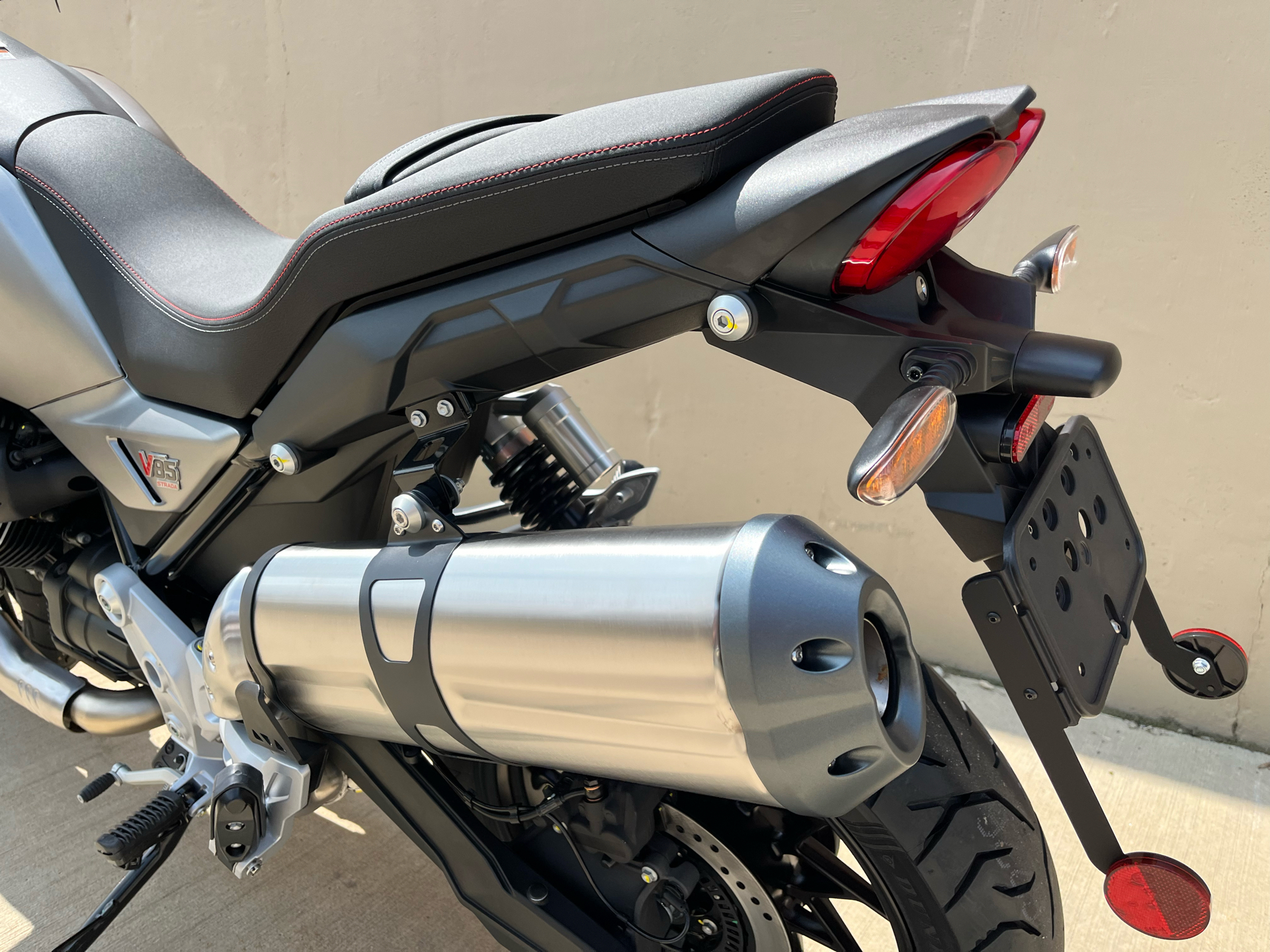 2025 Moto Guzzi V85 STRADA E5+ in Roselle, Illinois - Photo 25