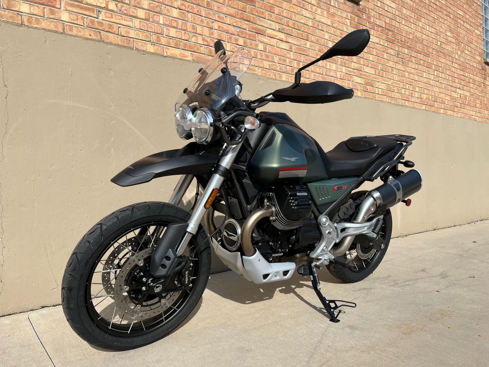 2022 Moto Guzzi V85 TT in Roselle, Illinois - Photo 9