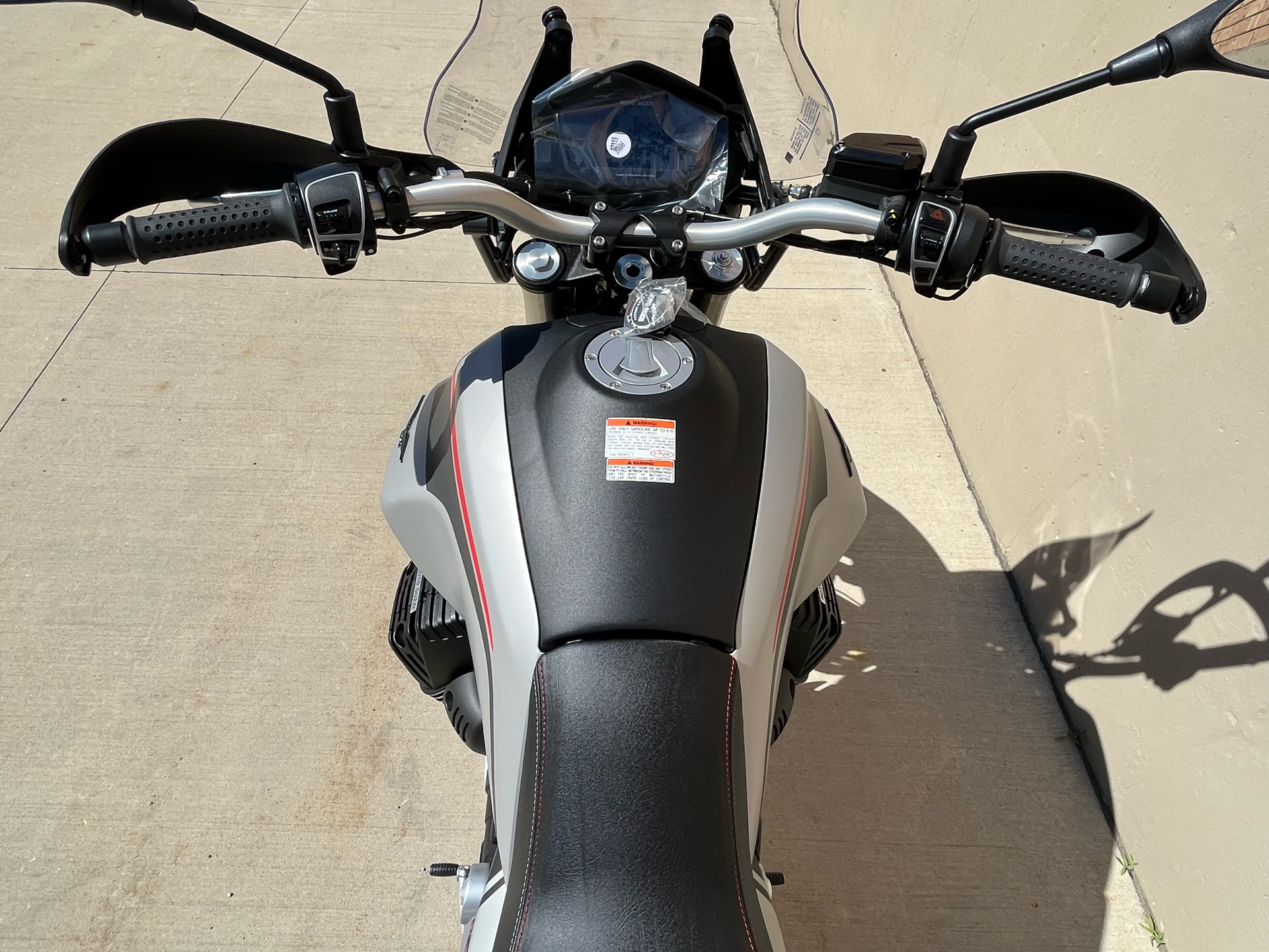 2022 Moto Guzzi V85 TT Travel in Roselle, Illinois - Photo 9