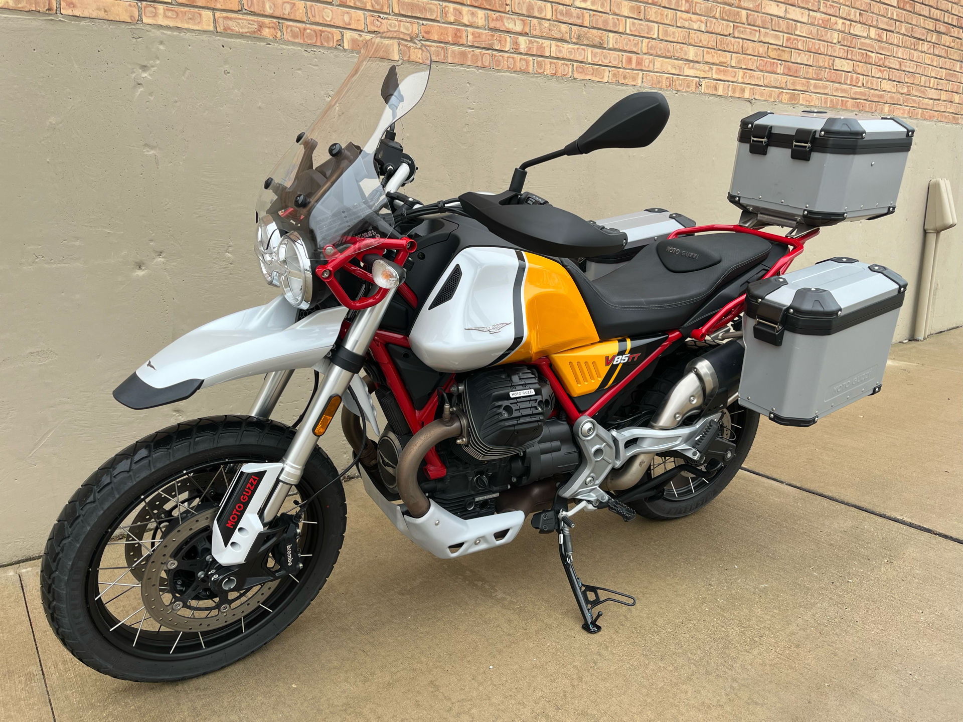 2022 Moto Guzzi V85 TT Adventure in Roselle, Illinois - Photo 14