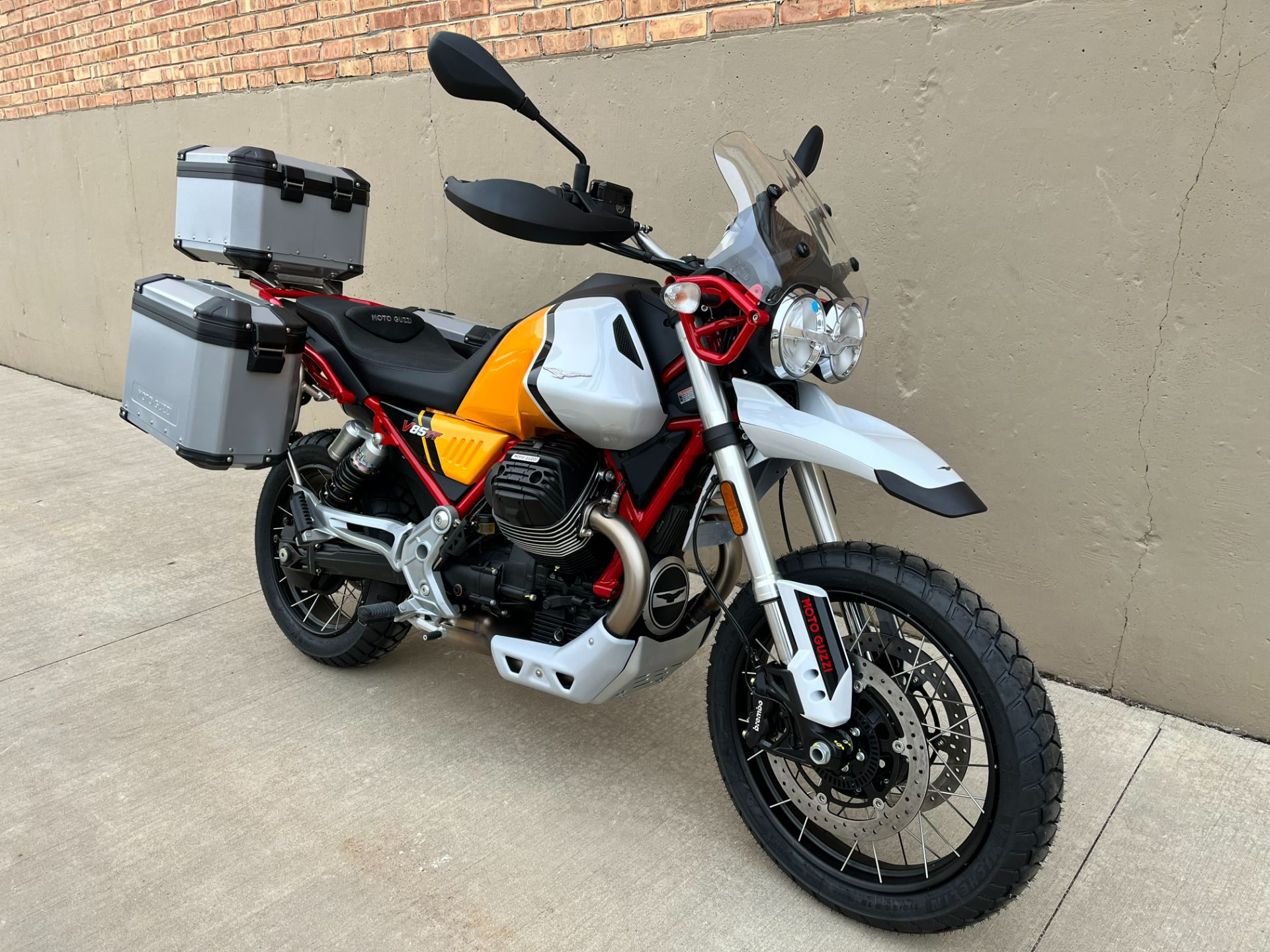 2022 Moto Guzzi V85 TT Adventure in Roselle, Illinois - Photo 2