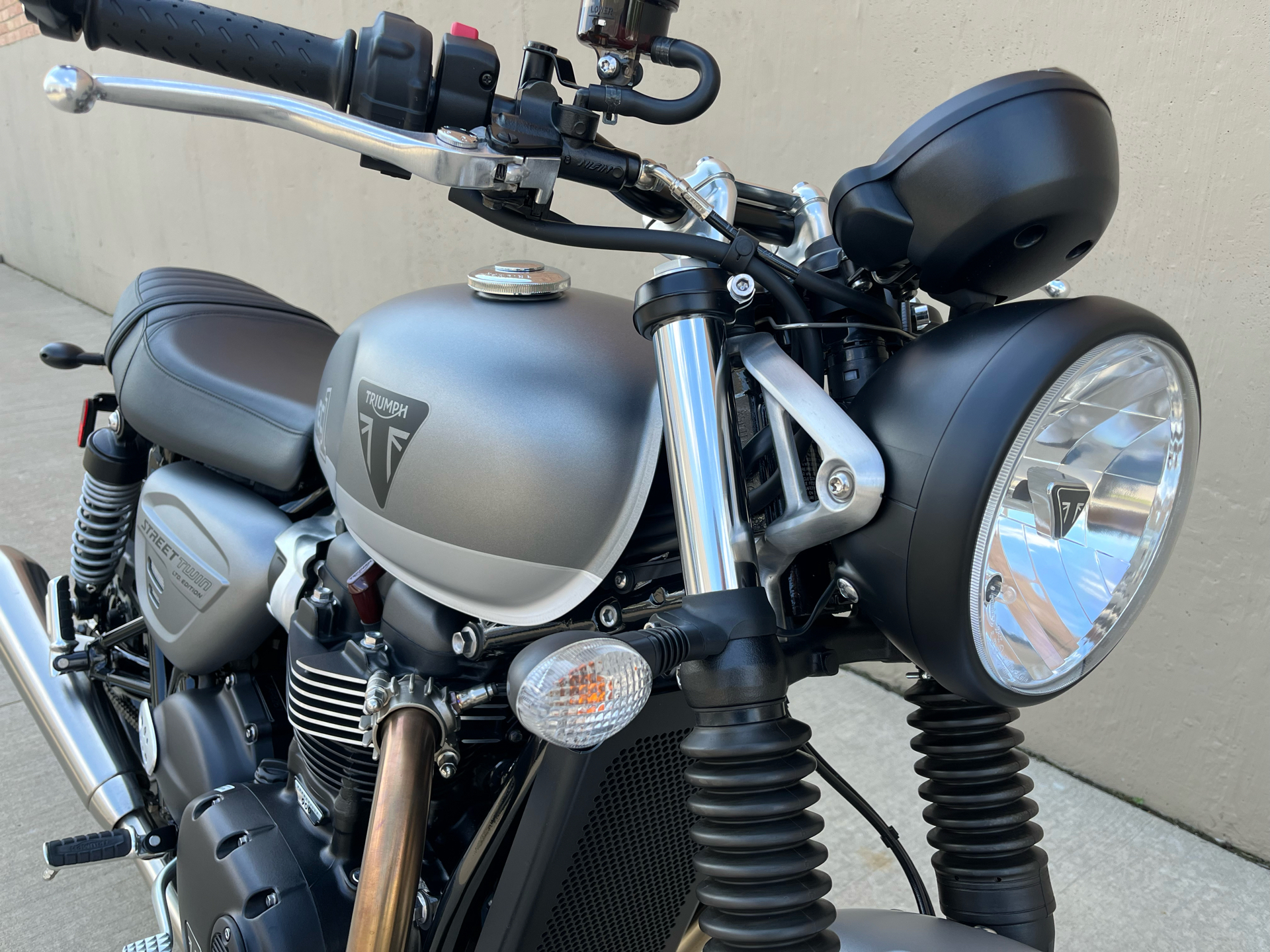 2022 Triumph Street Twin EC1 Special Edition in Roselle, Illinois - Photo 5