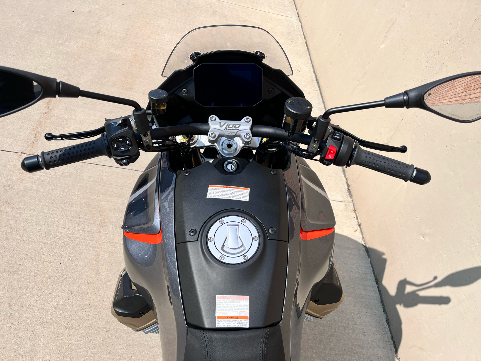 2023 Moto Guzzi V100 Mandello S in Roselle, Illinois - Photo 7