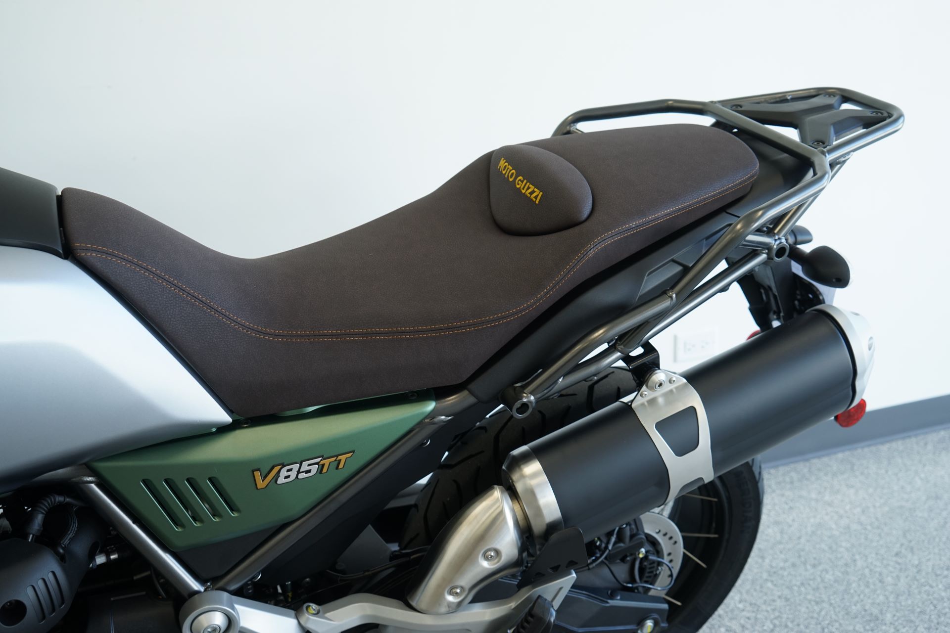 2022 Moto Guzzi V85 TT Centenario E5 in Roselle, Illinois - Photo 18