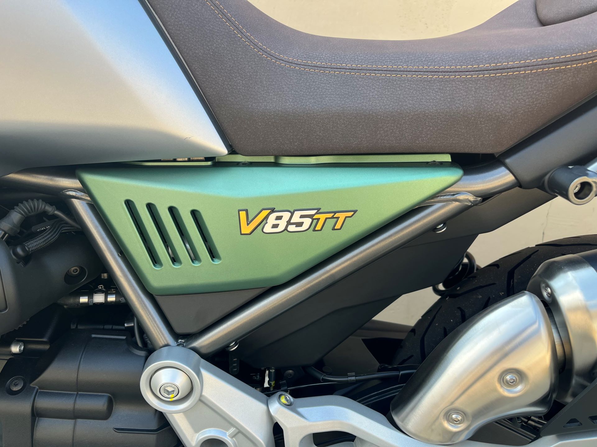 2022 Moto Guzzi V85 TT Centenario E5 in Roselle, Illinois - Photo 14