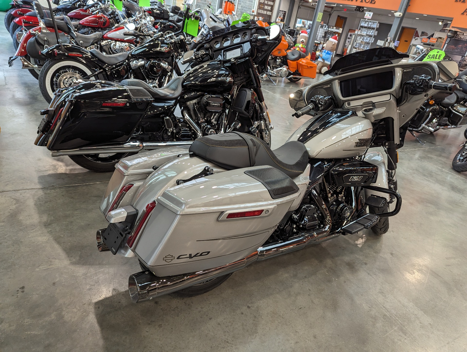2023 Harley-Davidson CVO™ Street Glide® in Columbia, Tennessee - Photo 3