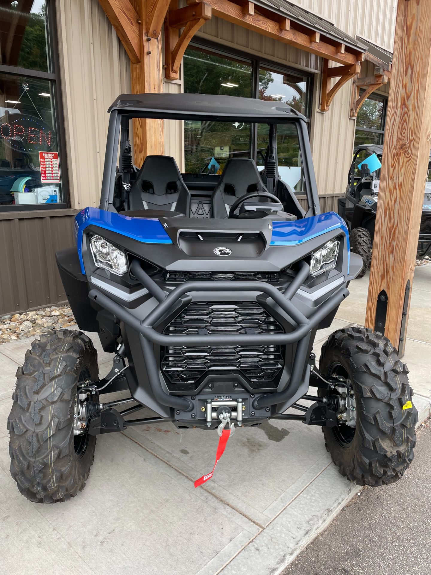 2023 Can-Am Commander XT 700 in Vernon, Connecticut - Photo 2