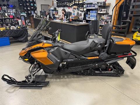 2025 Ski-Doo Grand Touring LE w/ Platinum Package 900 ACE Turbo R ES Silent Ice Track II 1.25 w/ 10.25 in. Touchscreen in Vernon, Connecticut - Photo 2