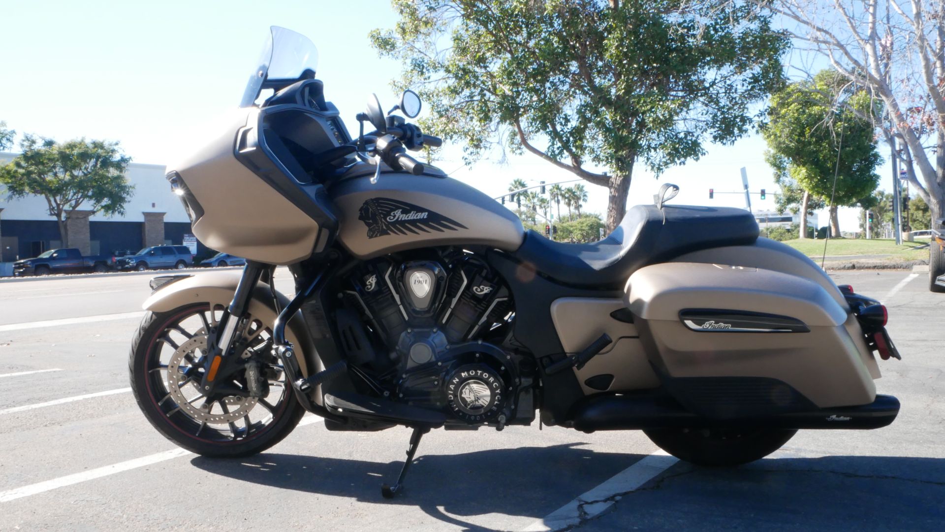 2020 Indian Motorcycle Challenger® Dark Horse® in San Diego, California - Photo 10