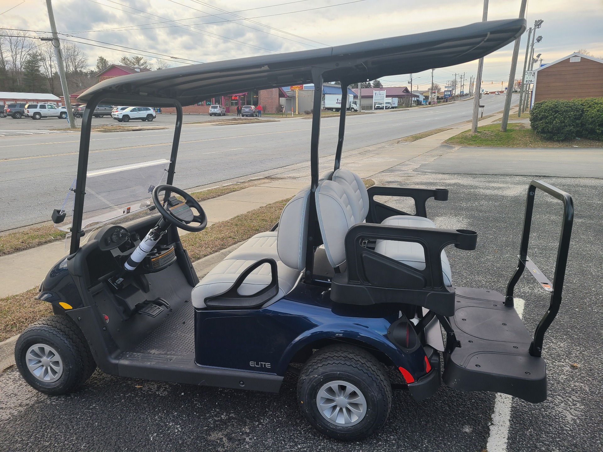 2023 E-Z-GO Freedom RXV 2+2 ELiTE 2.2 Single Pack with Light World Charger in Hendersonville, North Carolina - Photo 3