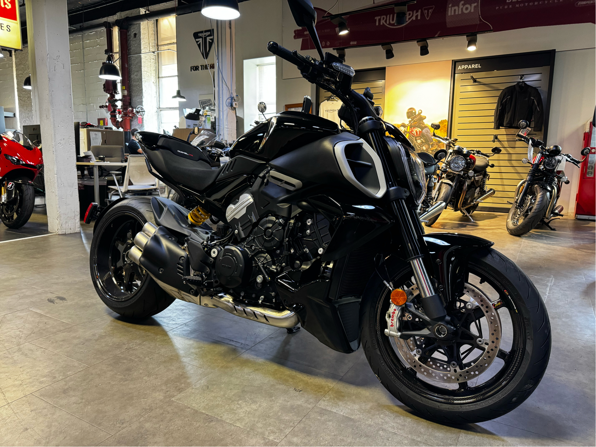 2024 Ducati Diavel V4 in Philadelphia, Pennsylvania - Photo 2