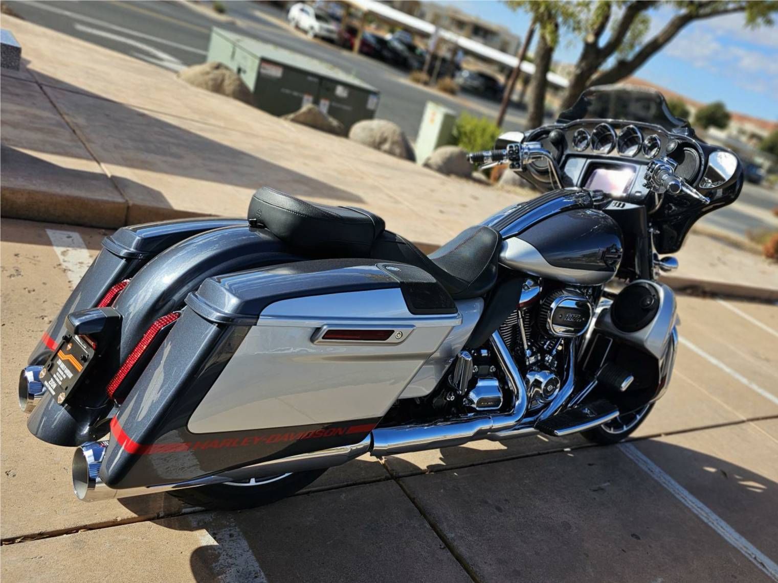 2019 Harley-Davidson CVO™ Street Glide® in Washington, Utah - Photo 2