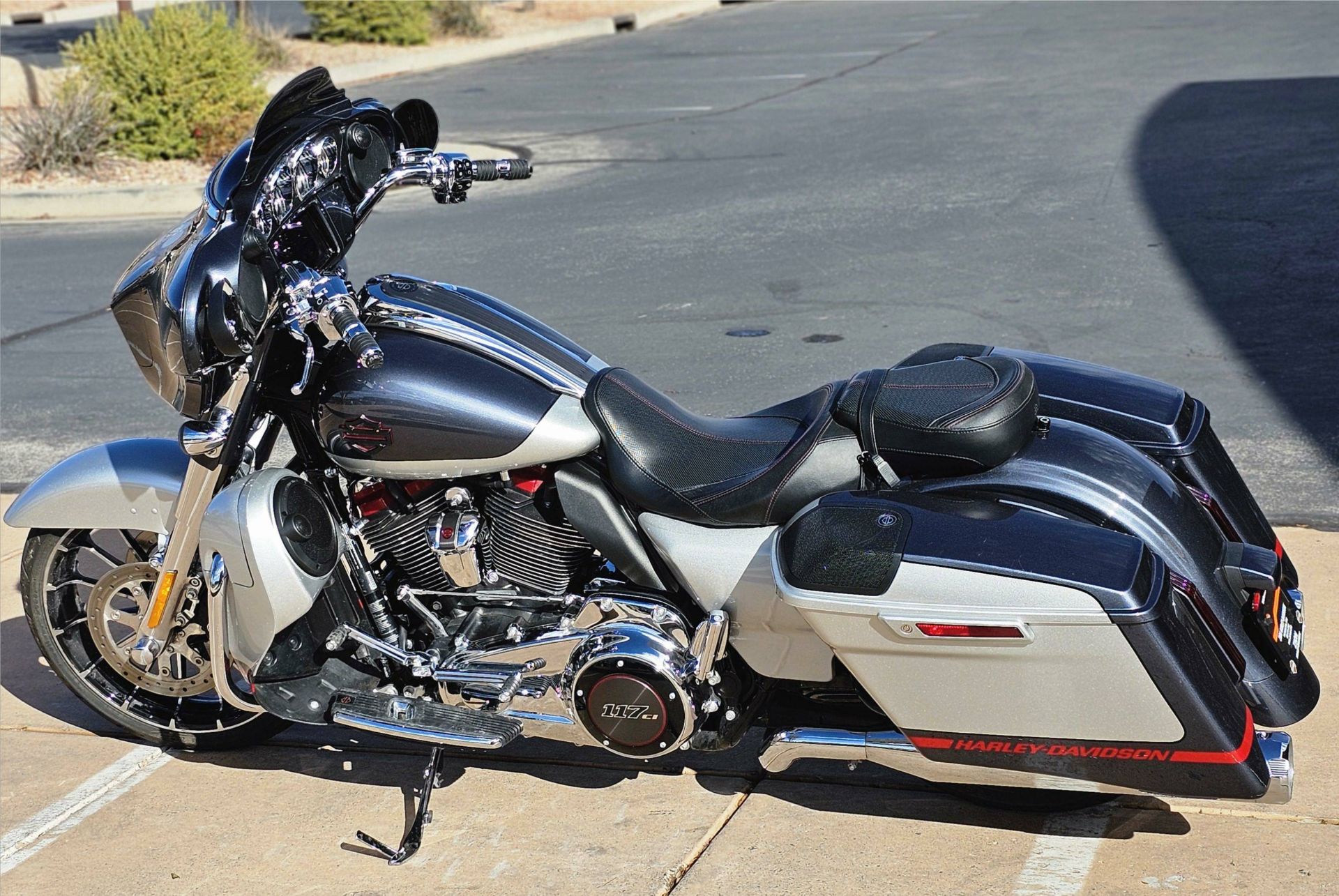 2019 Harley-Davidson CVO™ Street Glide® in Washington, Utah - Photo 4