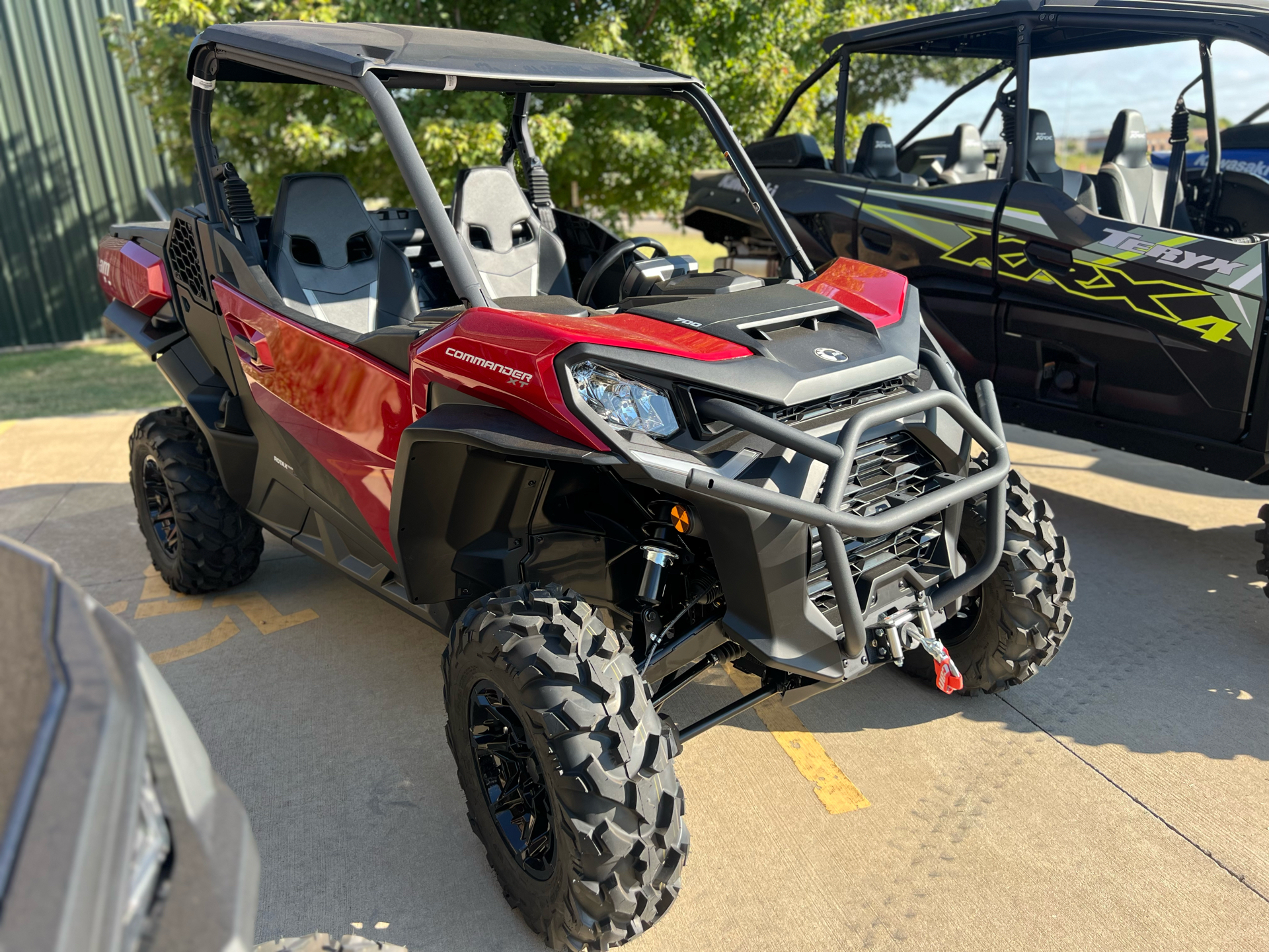 2025 Can-Am Commander XT 700 in Oklahoma City, Oklahoma - Photo 2