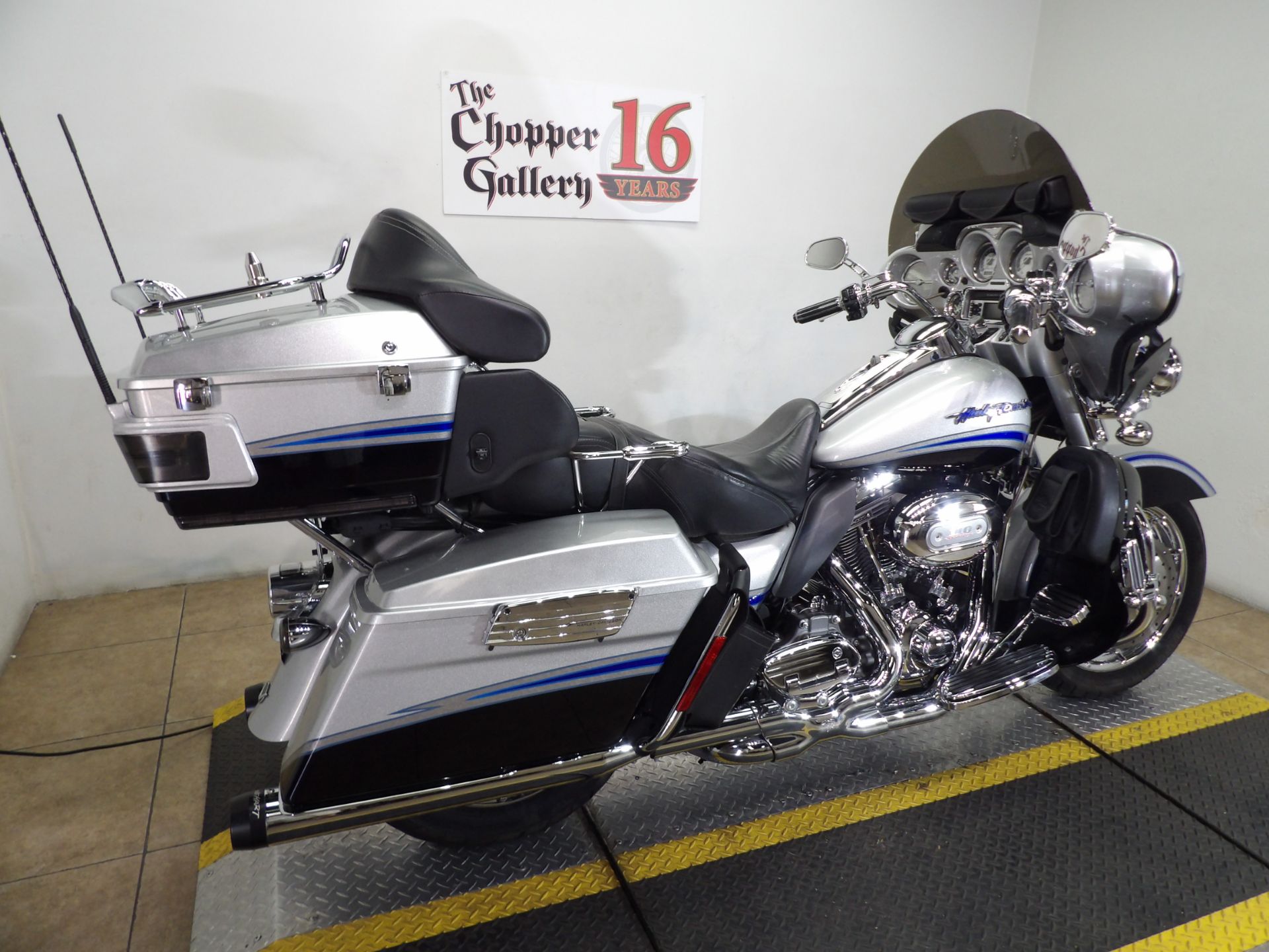 2009 Harley-Davidson CVO™ Ultra Classic® Electra Glide® in Temecula, California - Photo 3