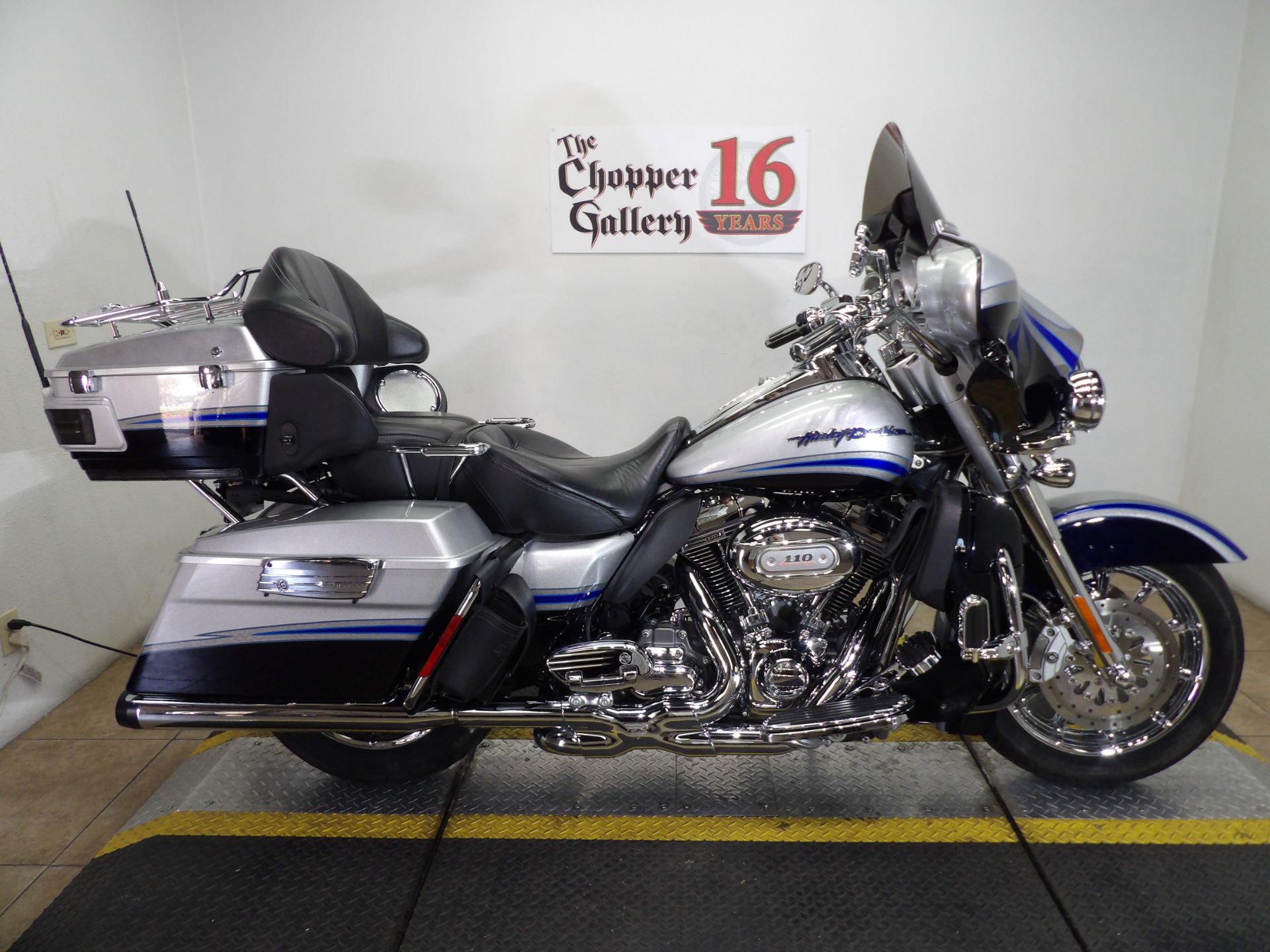 2009 Harley-Davidson CVO™ Ultra Classic® Electra Glide® in Temecula, California - Photo 11