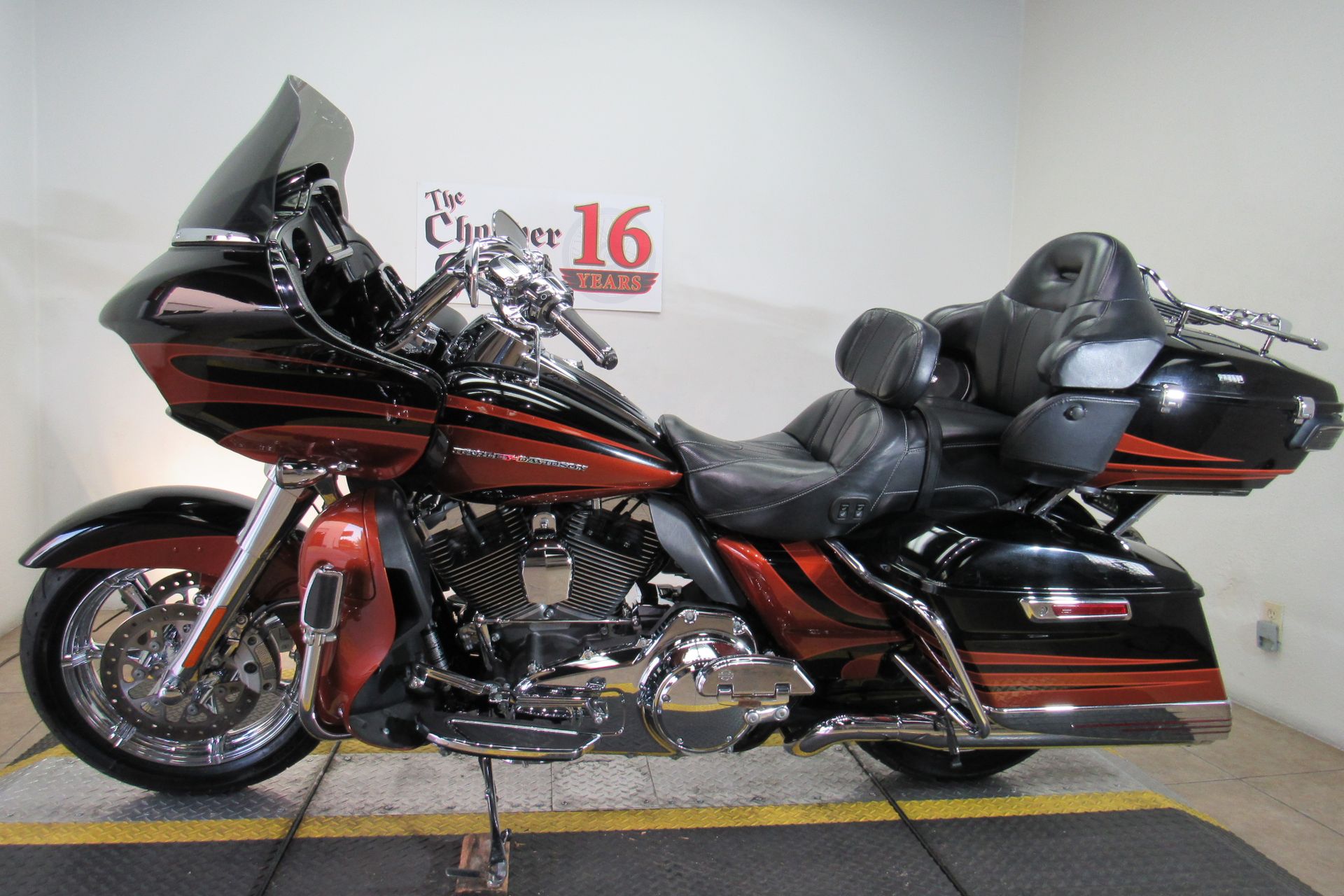 2015 Harley-Davidson CVO™ Road Glide® Ultra in Temecula, California - Photo 2