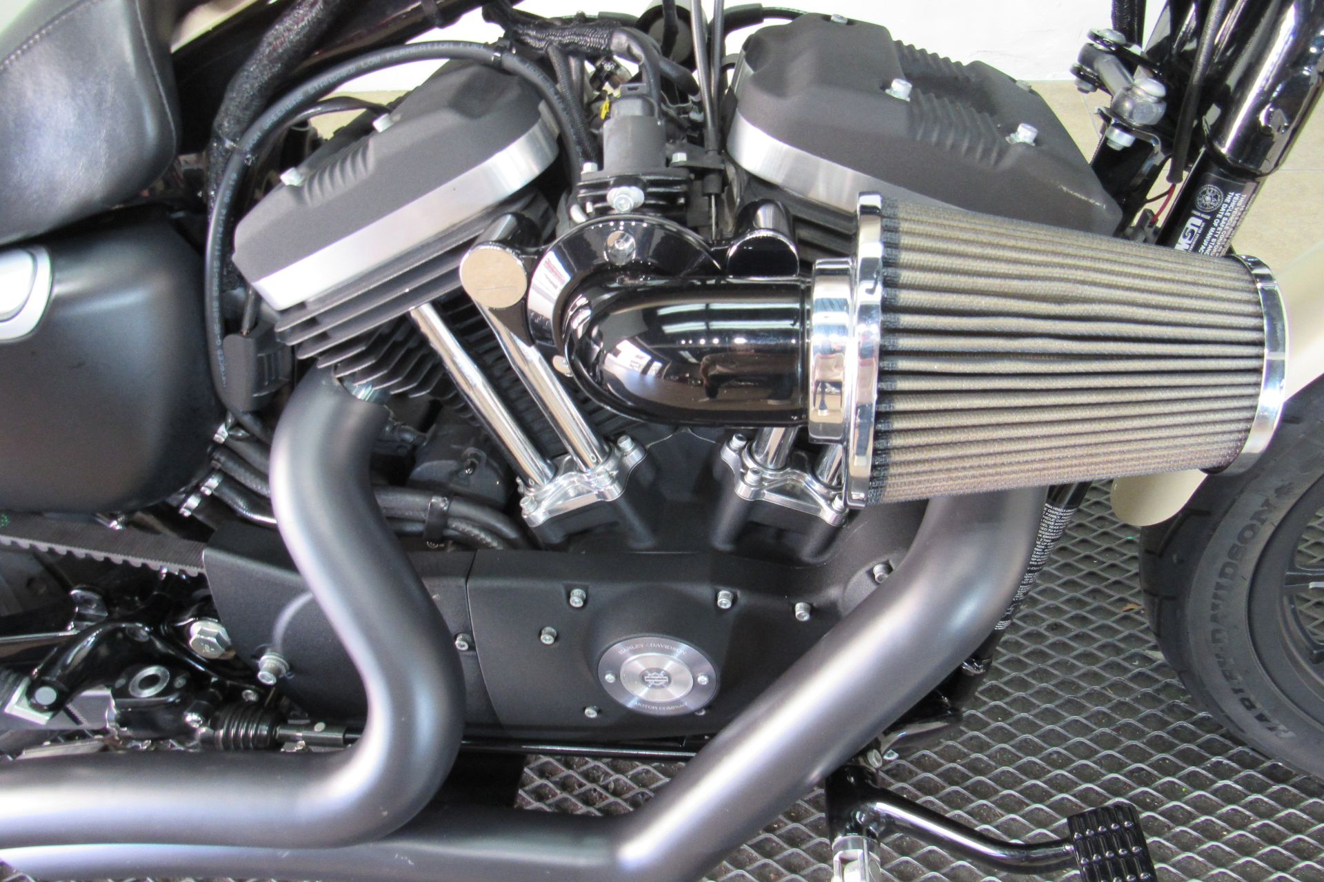 2015 Harley-Davidson Iron 883™ in Temecula, California - Photo 10