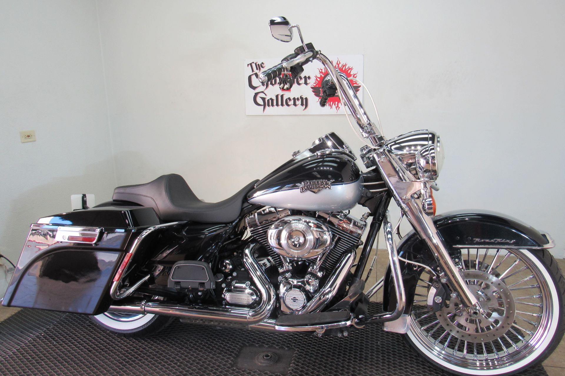 2012 Harley-Davidson Road King® Classic in Temecula, California - Photo 3