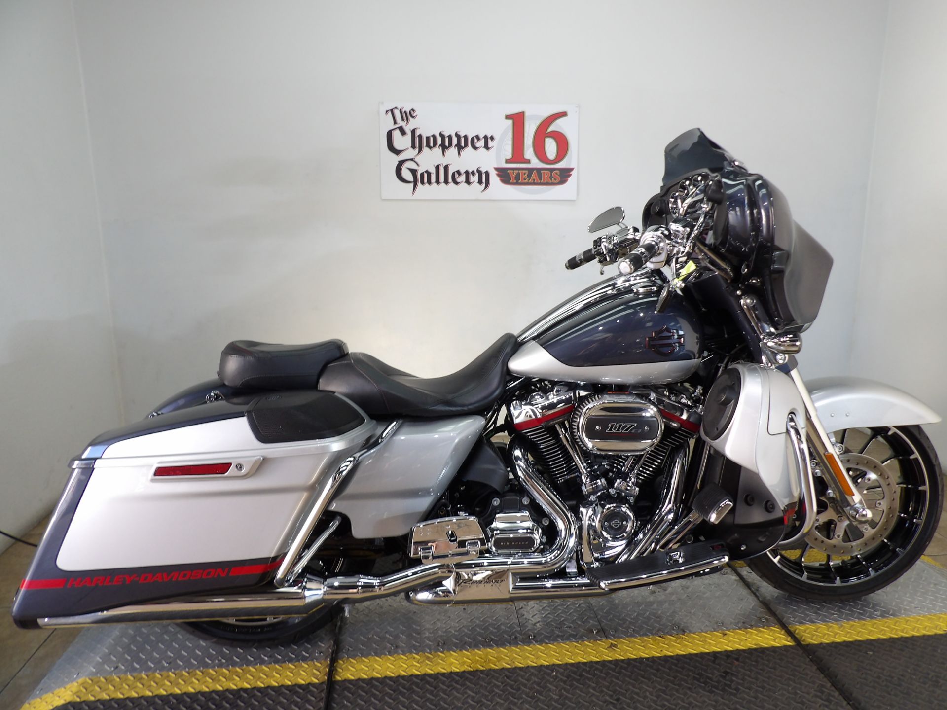 2019 Harley-Davidson CVO™ Street Glide® in Temecula, California - Photo 9