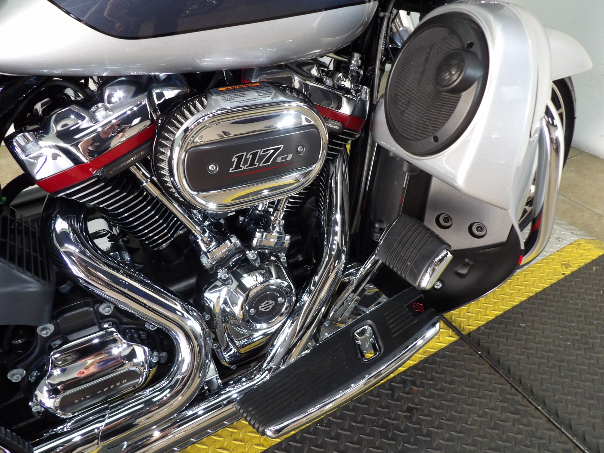 2019 Harley-Davidson CVO™ Street Glide® in Temecula, California - Photo 17