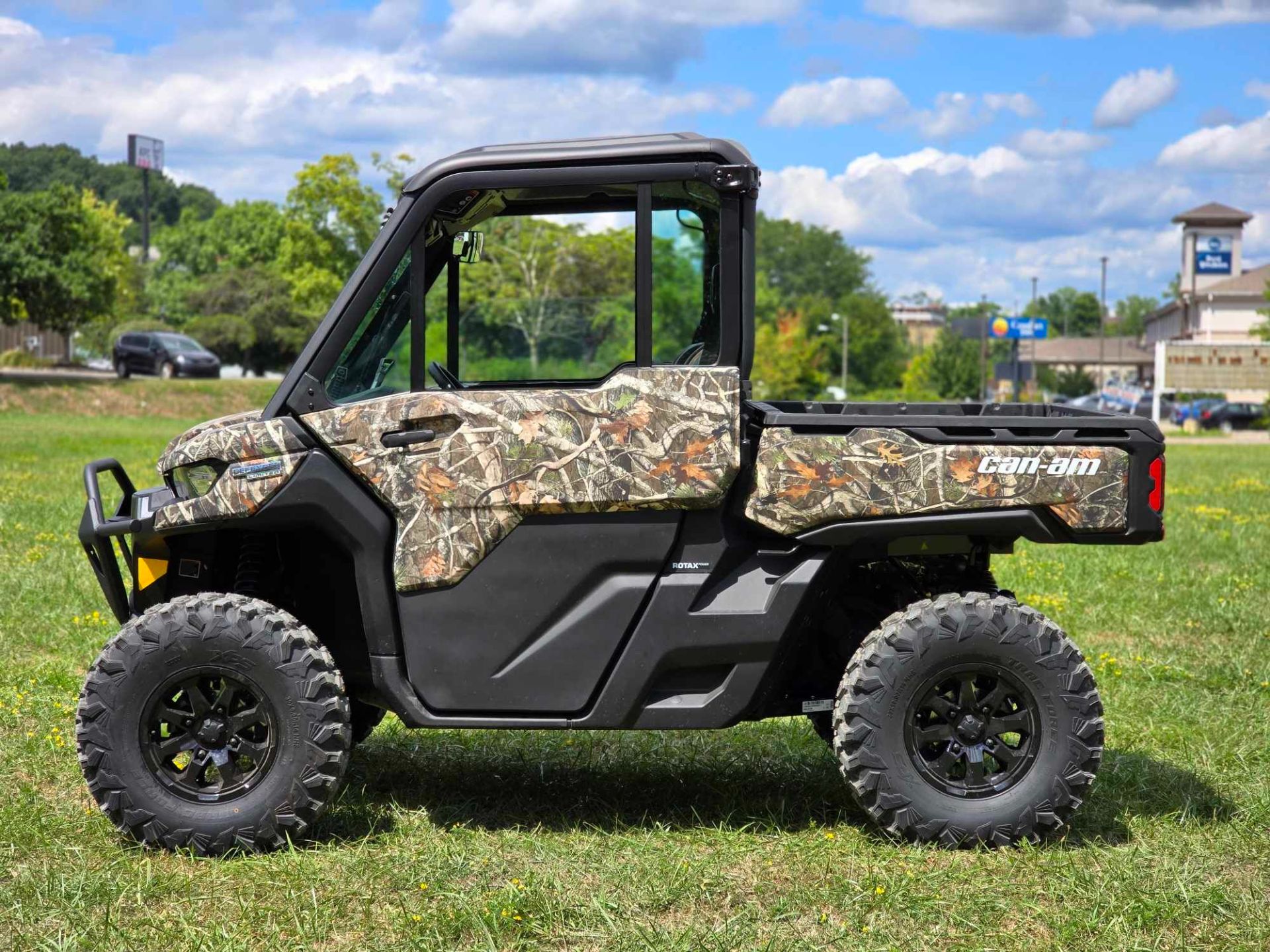 2024 Can-Am Defender Limited in Cambridge, Ohio - Photo 2