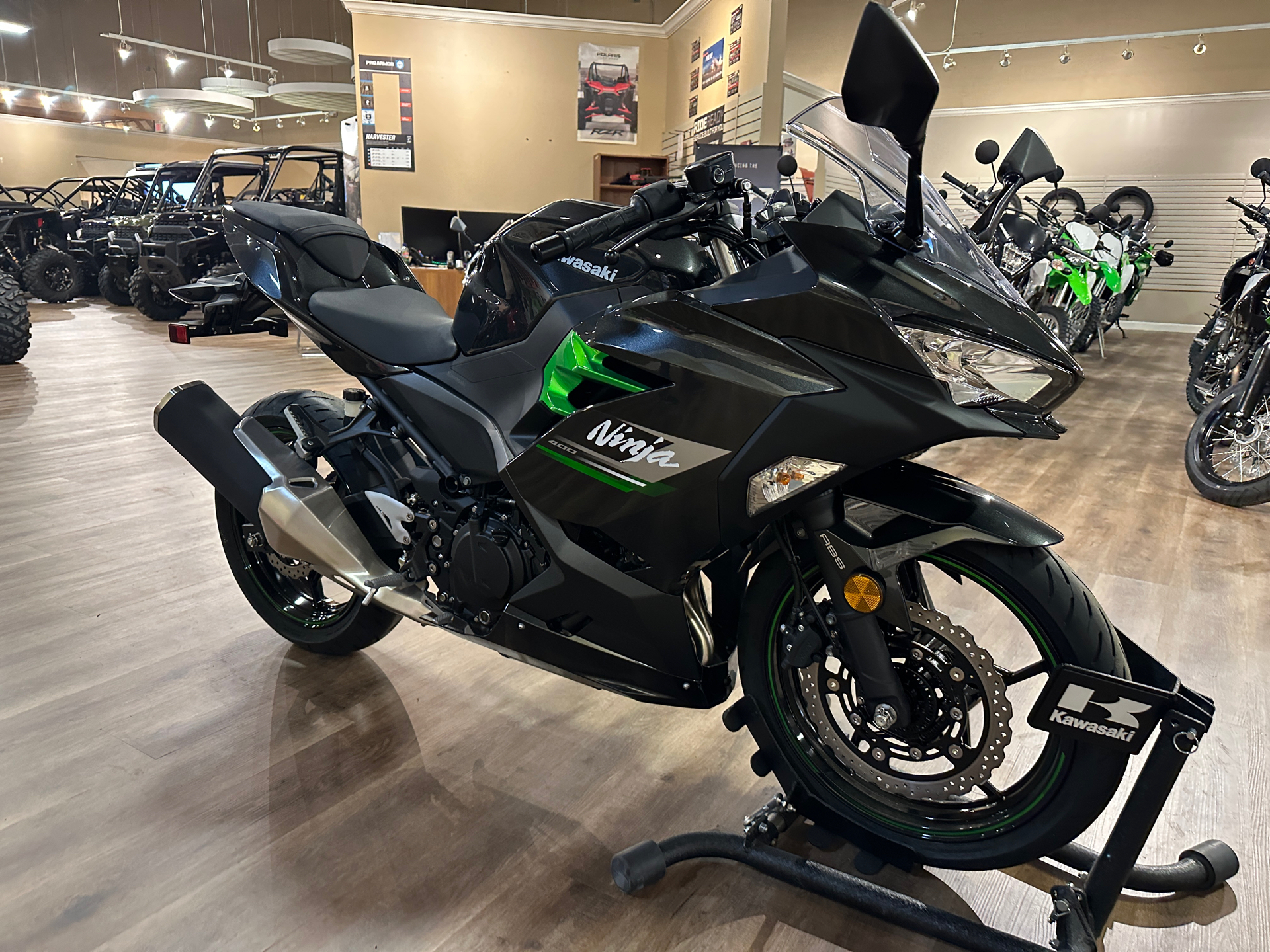 2023 Kawasaki Ninja 400 ABS in Jackson, Missouri - Photo 6