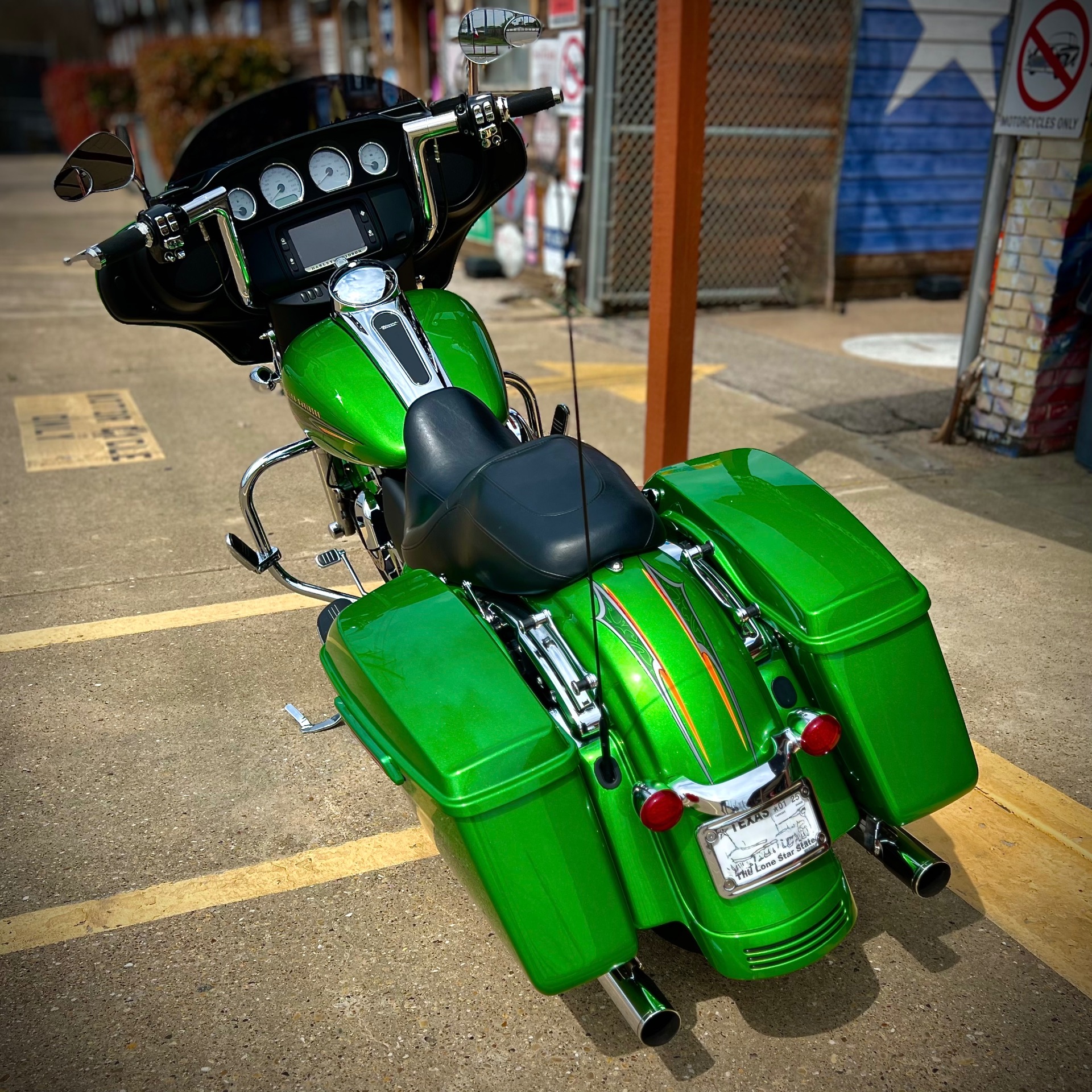 2015 Harley-Davidson Street Glide® in Dallas, Texas - Photo 8