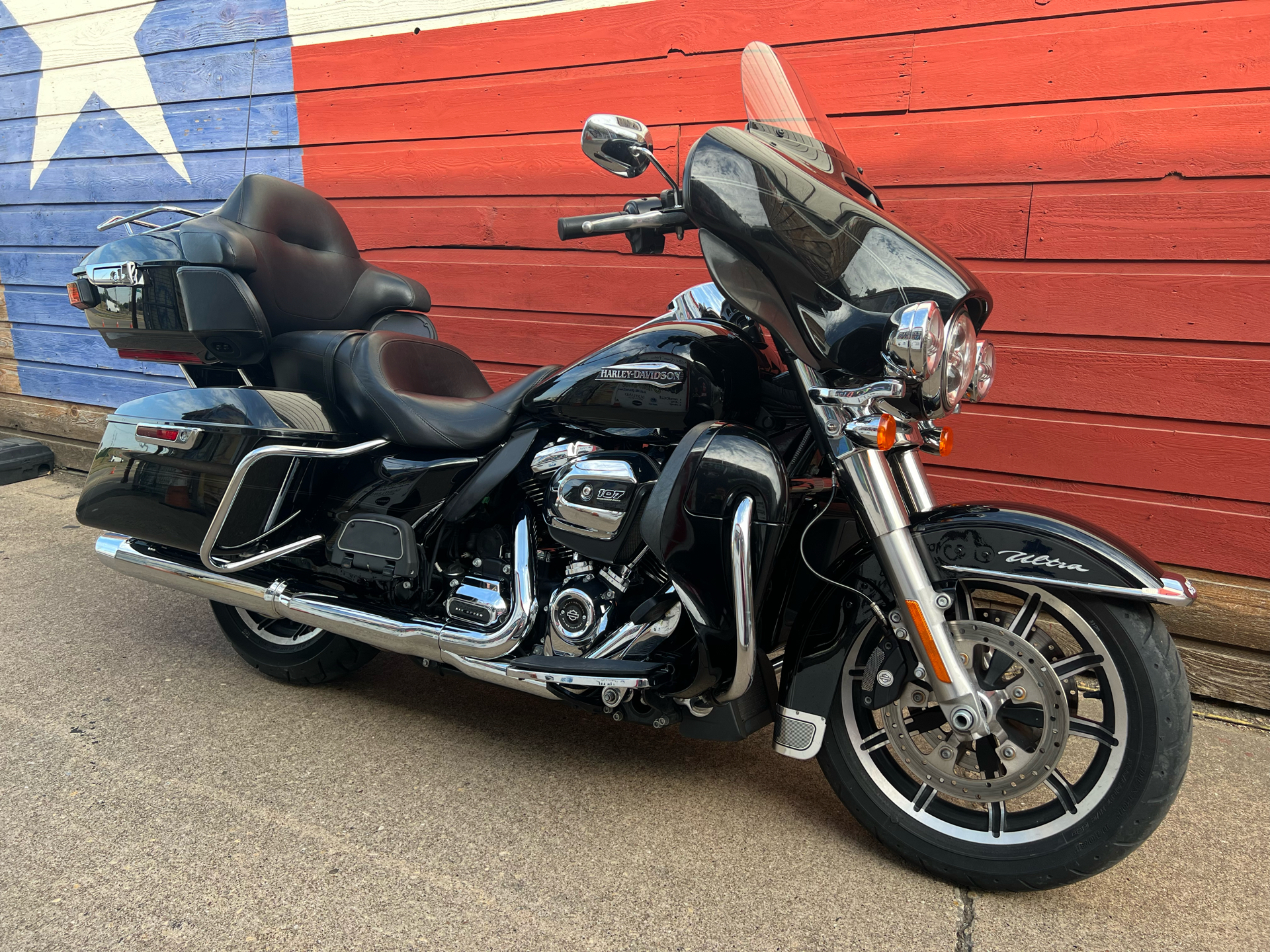 2018 Harley-Davidson Electra Glide® Ultra Classic® in Dallas, Texas - Photo 2