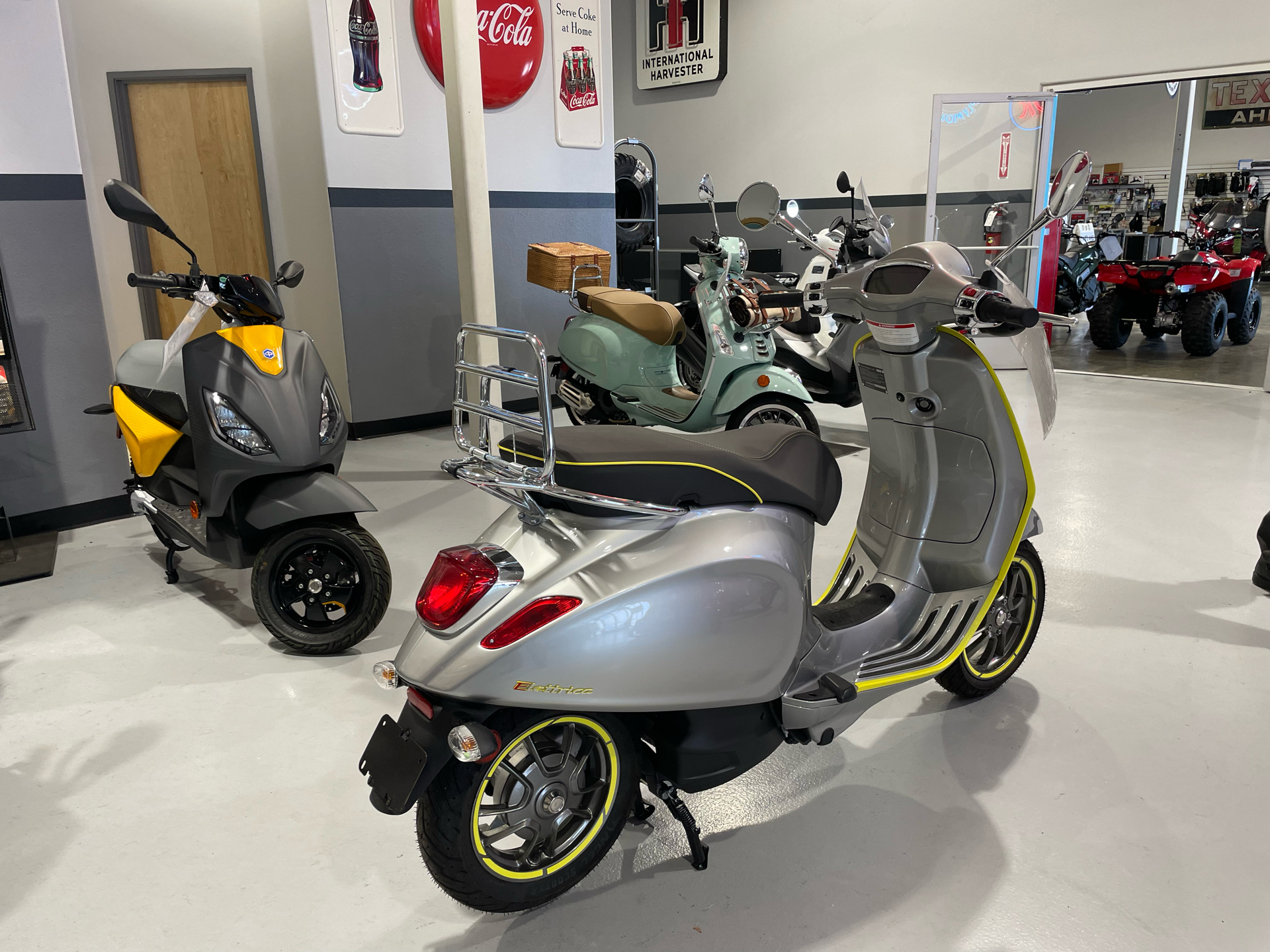 2022 Vespa Elettrica 45 MPH in Albuquerque, New Mexico - Photo 5