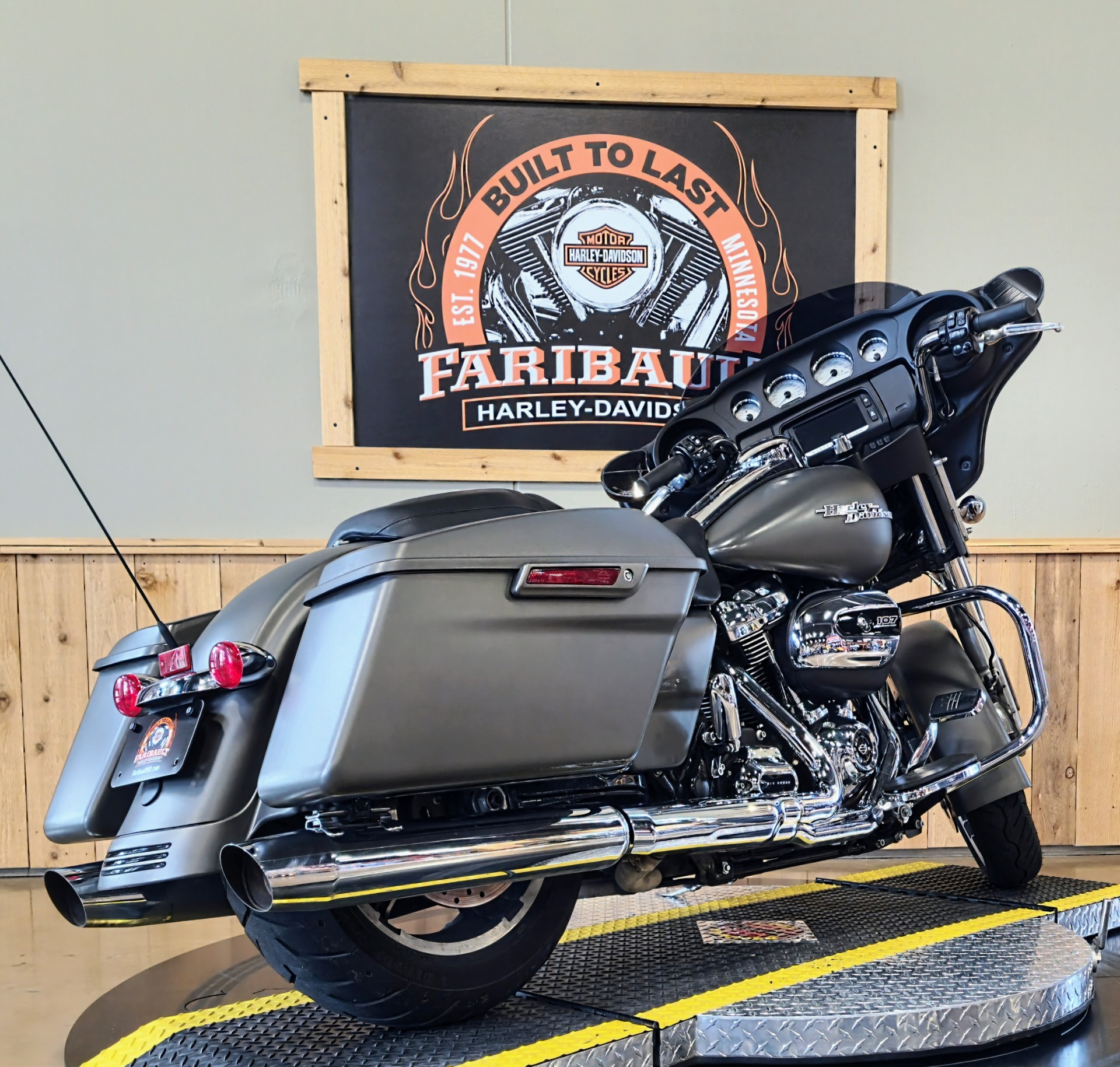 2018 Harley-Davidson Street Glide® in Faribault, Minnesota - Photo 8