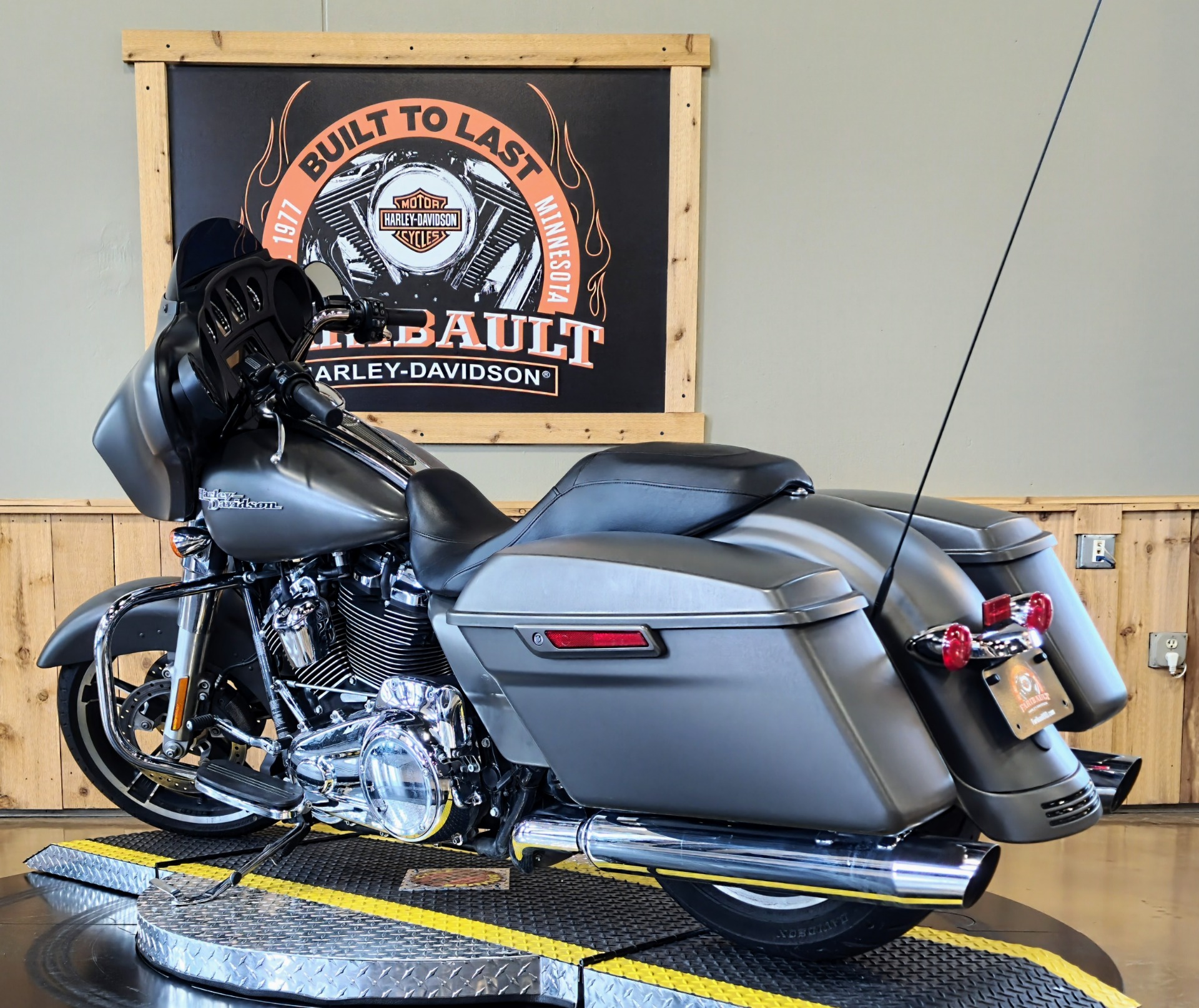2018 Harley-Davidson Street Glide® in Faribault, Minnesota - Photo 6