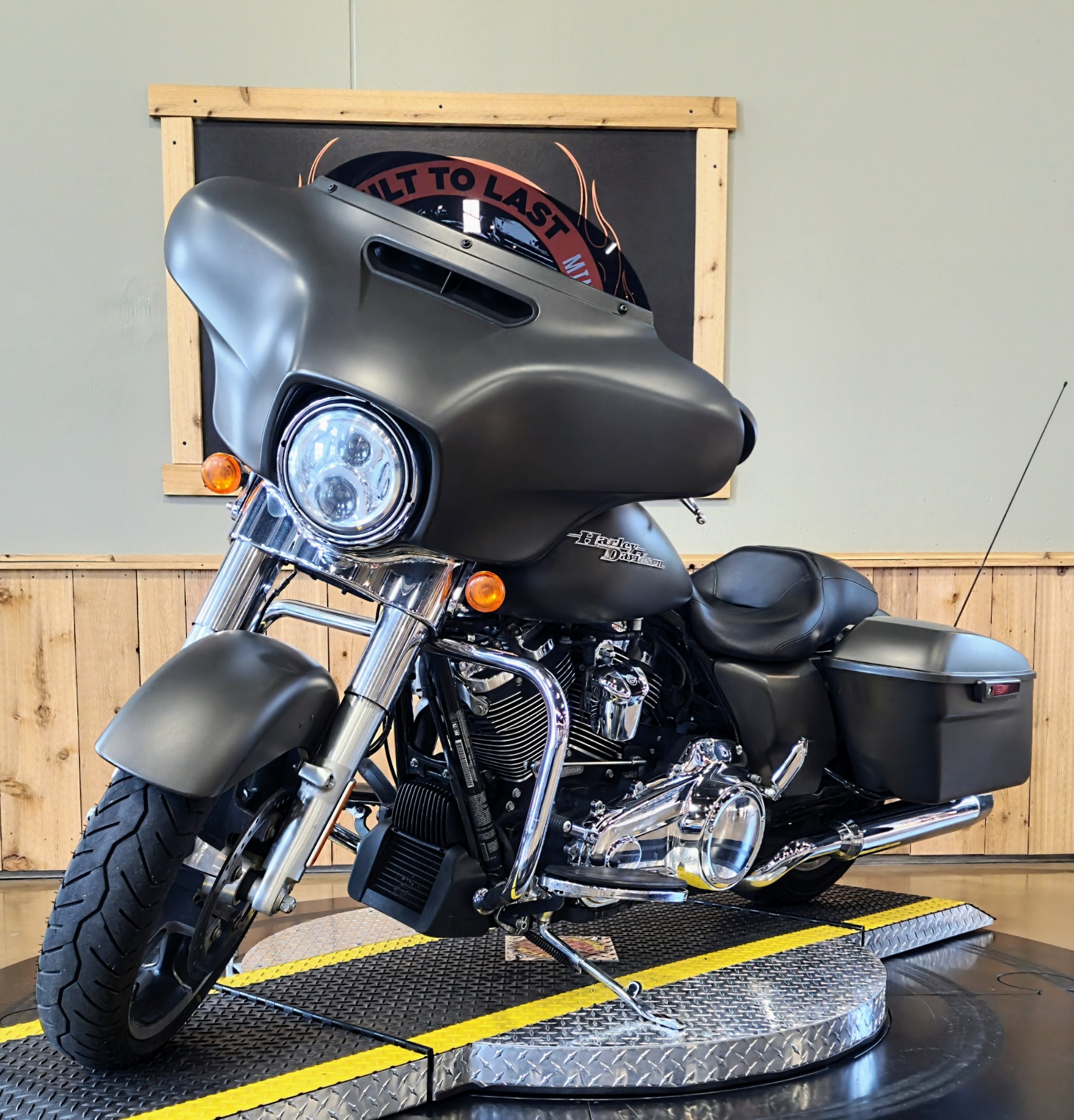 2018 Harley-Davidson Street Glide® in Faribault, Minnesota - Photo 4