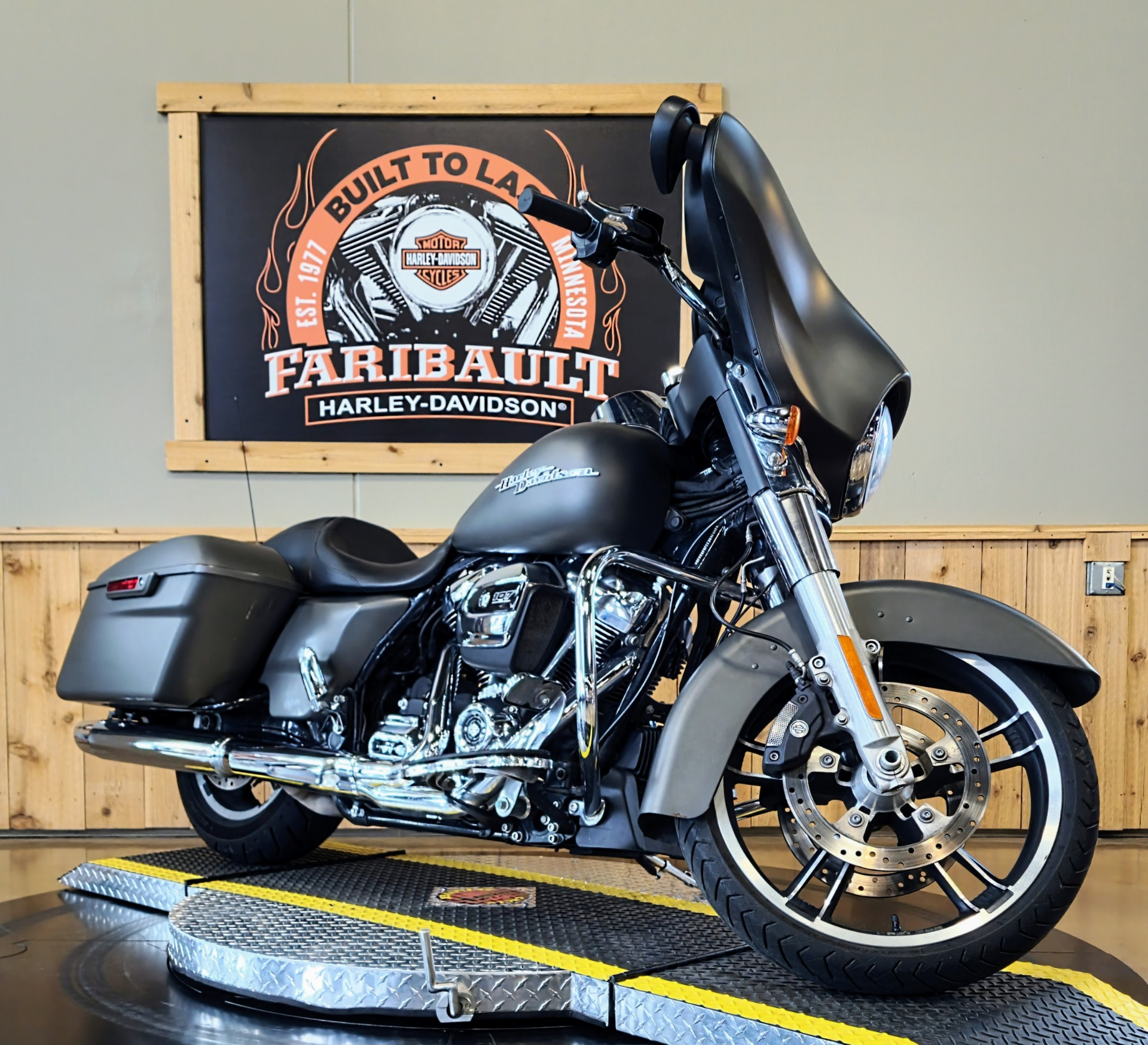 2018 Harley-Davidson Street Glide® in Faribault, Minnesota - Photo 2