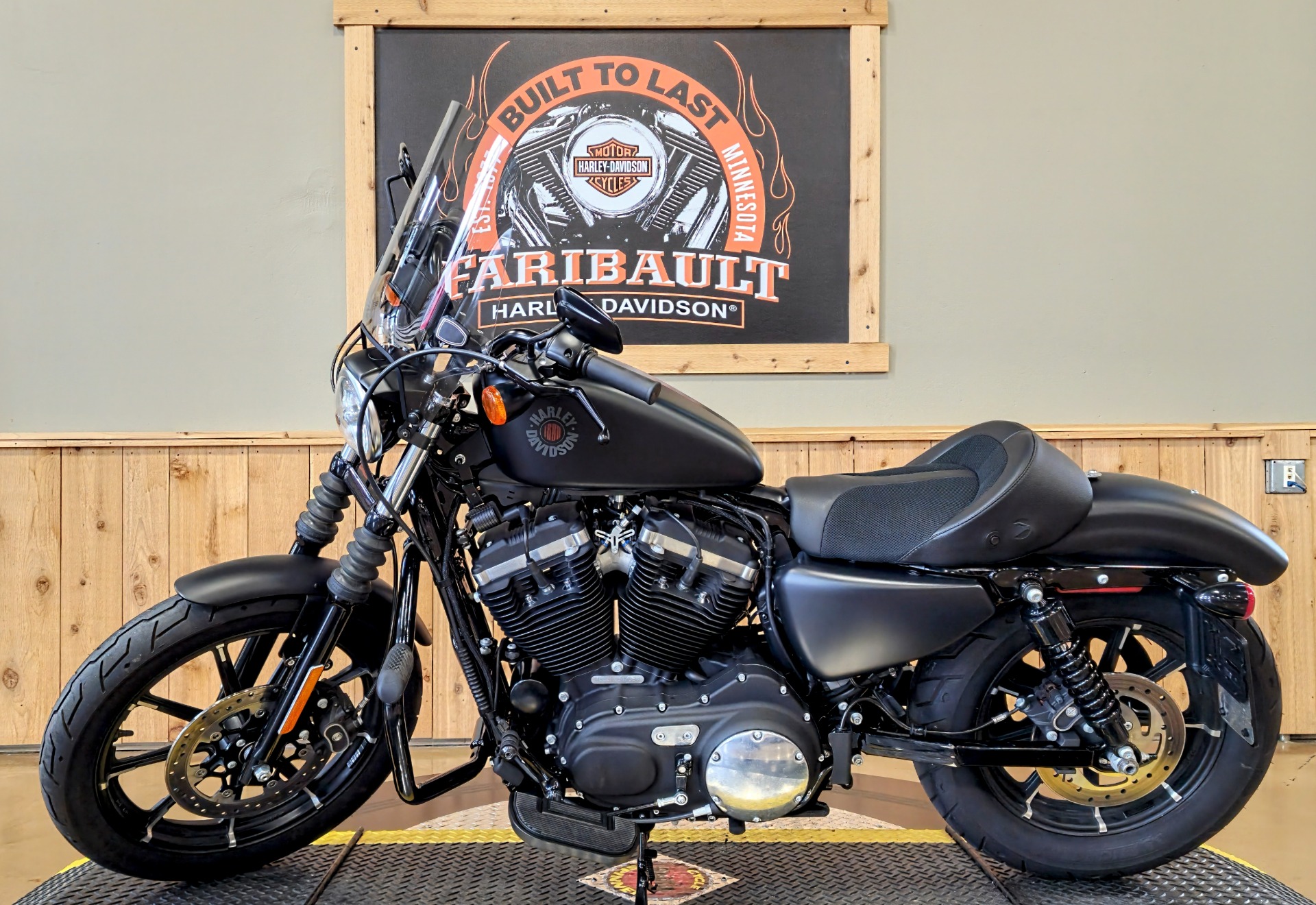 2019 Harley-Davidson Iron 883 in Faribault, Minnesota - Photo 5