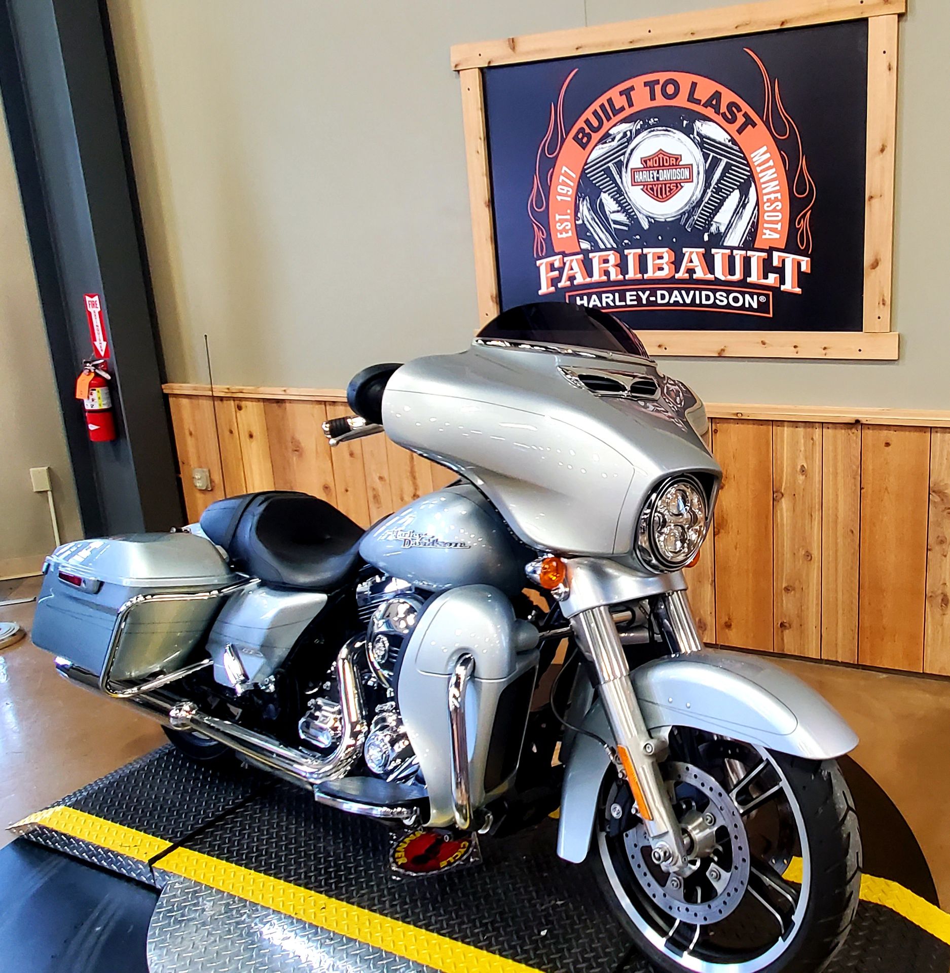 2015 Harley-Davidson Street Glide® Special in Faribault, Minnesota - Photo 2