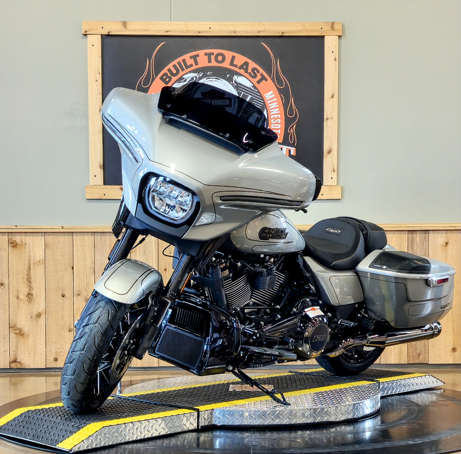 2023 Harley-Davidson CVO™ Street Glide® in Faribault, Minnesota - Photo 4