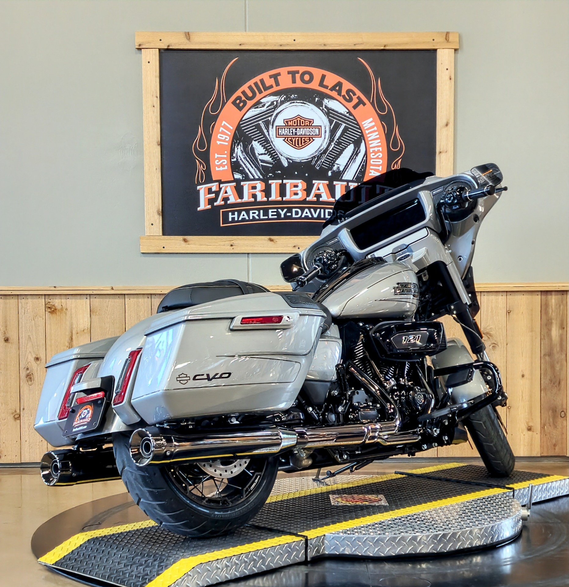 2023 Harley-Davidson CVO™ Street Glide® in Faribault, Minnesota - Photo 8