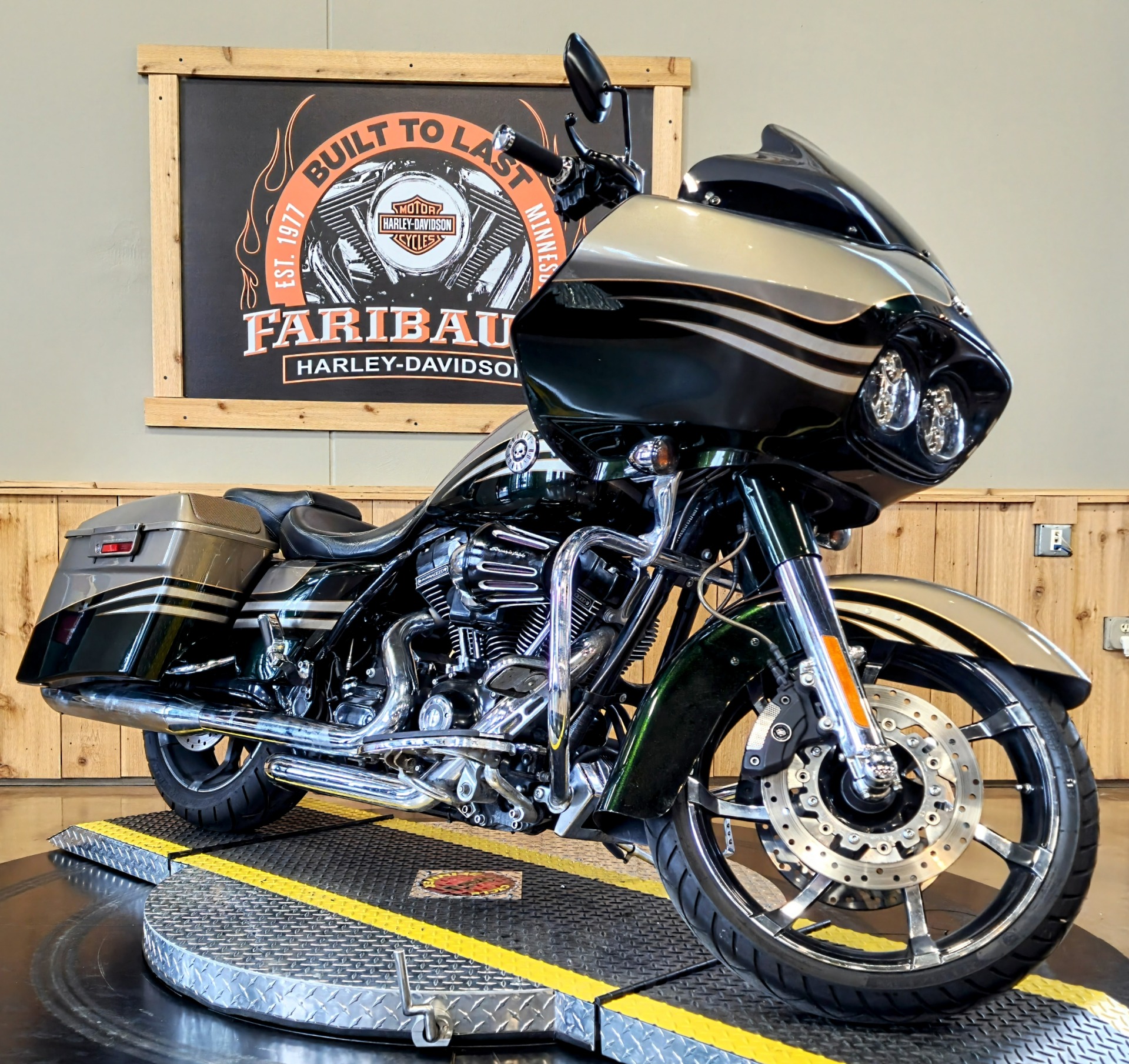 2013 Harley-Davidson CVO™ Road Glide® Custom in Faribault, Minnesota - Photo 2