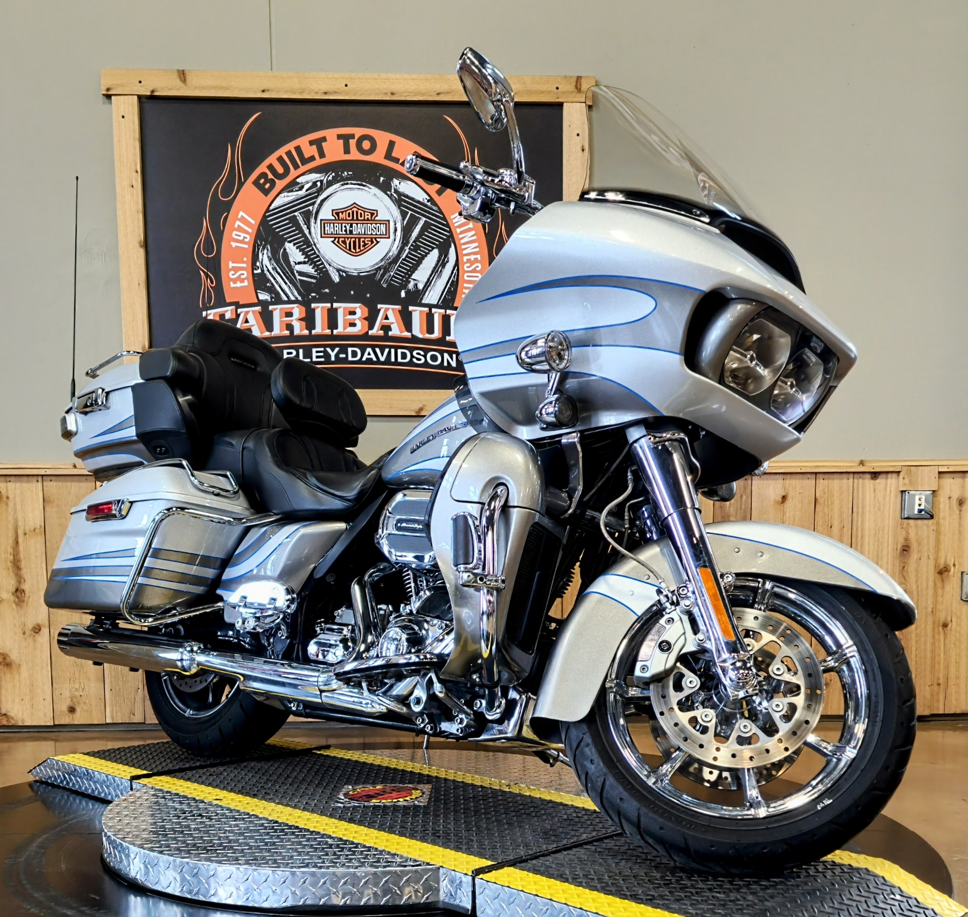 2016 Harley-Davidson CVO™ Road Glide™ Ultra in Faribault, Minnesota - Photo 2