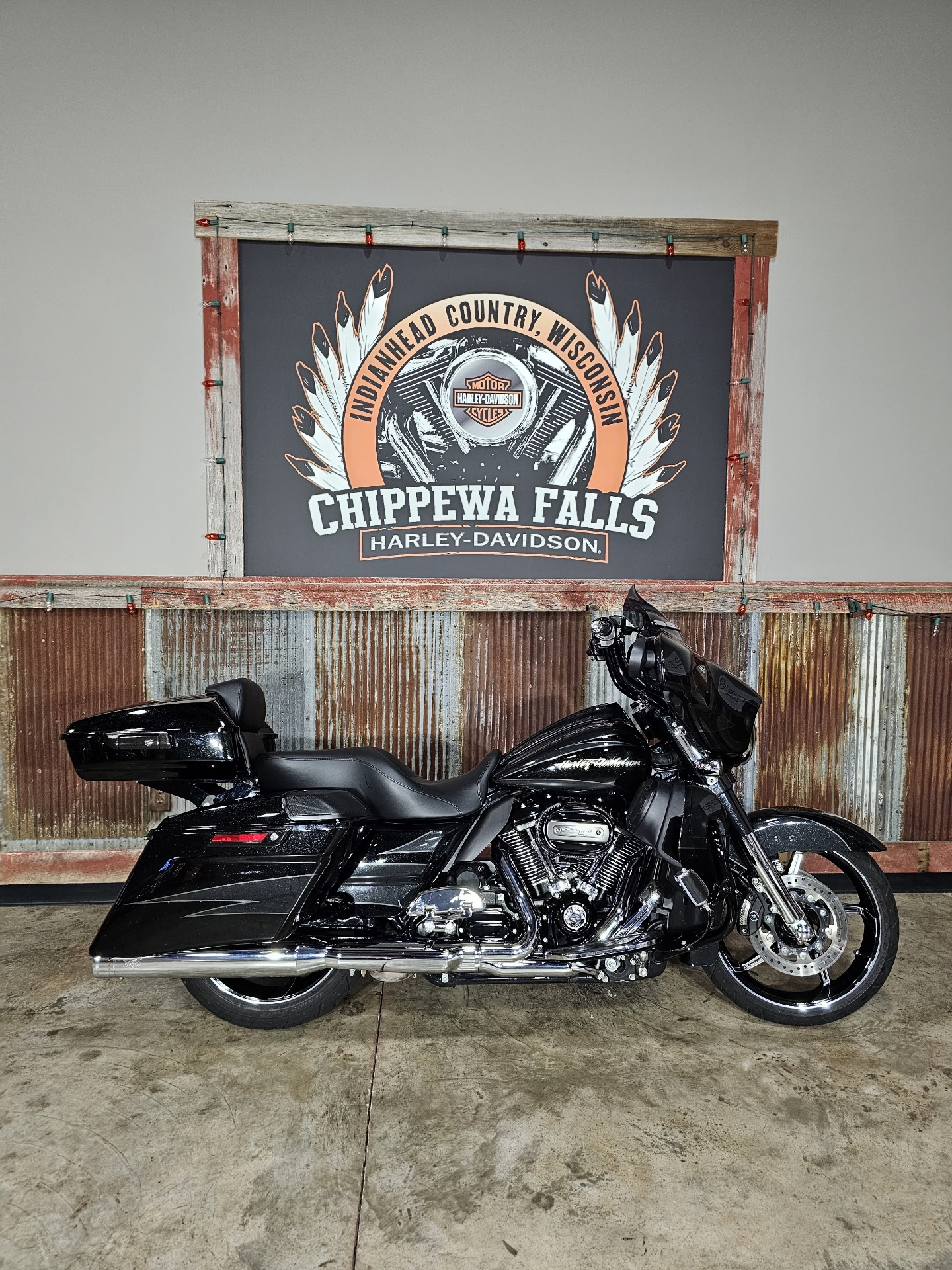 2017 Harley-Davidson CVO™ Street Glide® in Chippewa Falls, Wisconsin - Photo 2