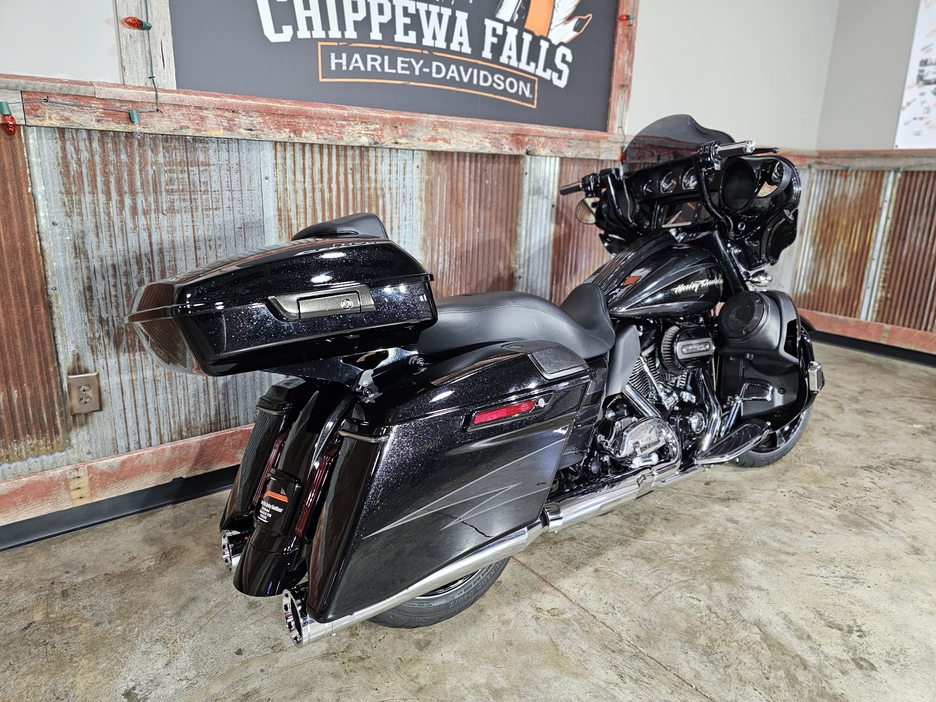 2017 Harley-Davidson CVO™ Street Glide® in Chippewa Falls, Wisconsin - Photo 5