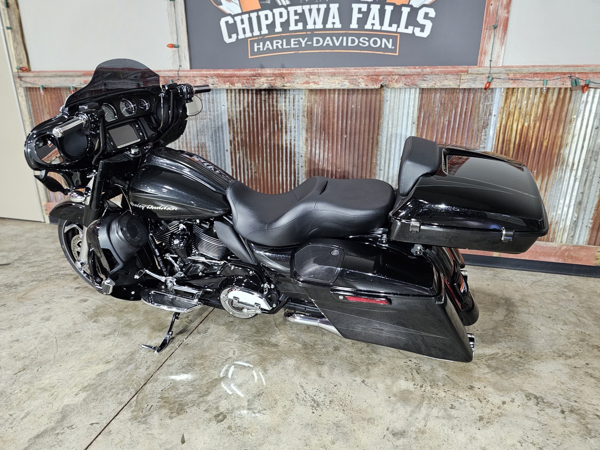 2017 Harley-Davidson CVO™ Street Glide® in Chippewa Falls, Wisconsin - Photo 16