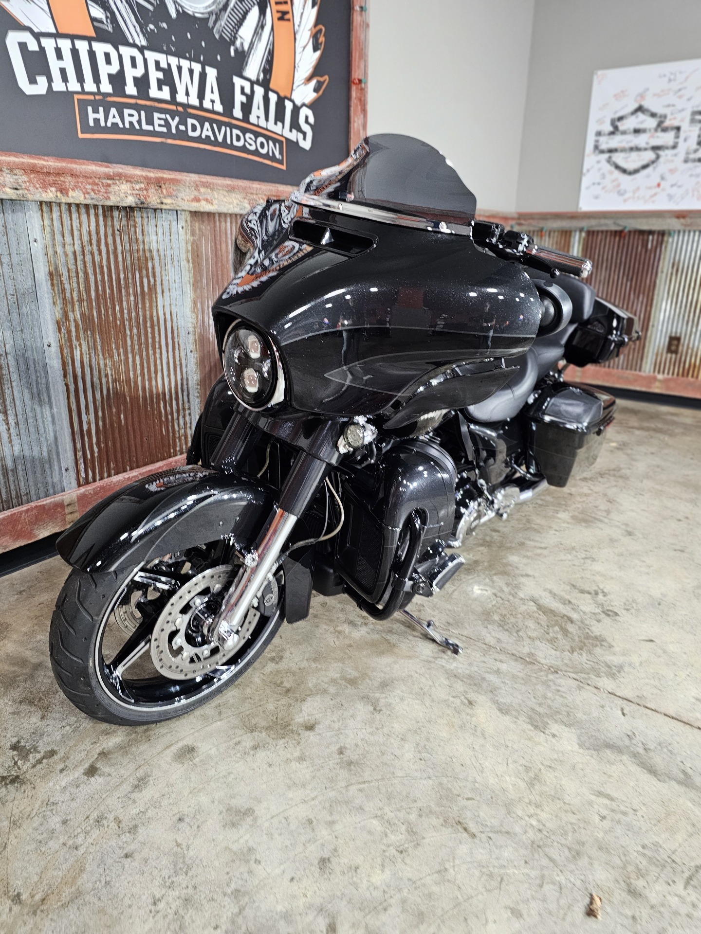 2017 Harley-Davidson CVO™ Street Glide® in Chippewa Falls, Wisconsin - Photo 18