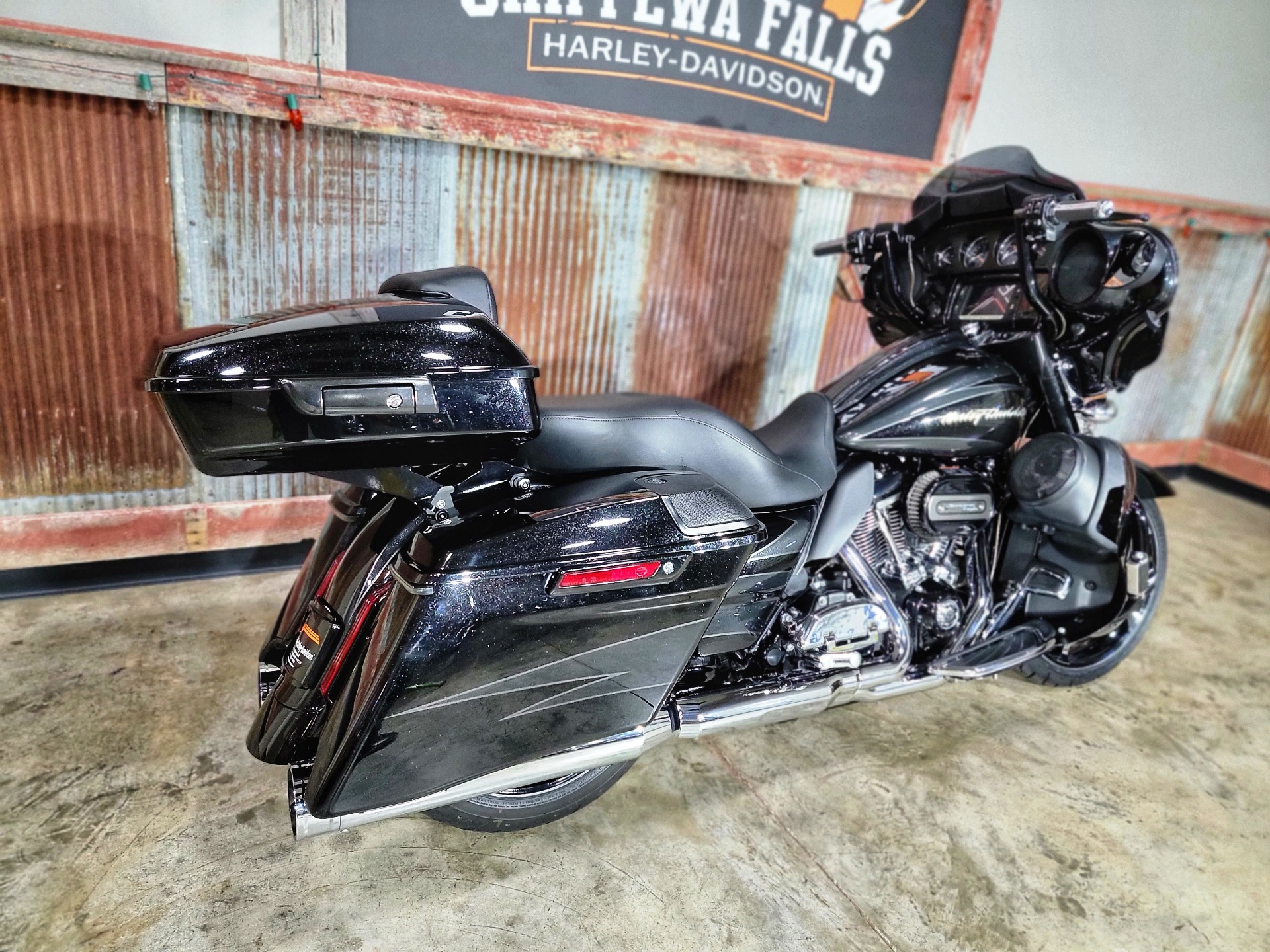 2017 Harley-Davidson CVO™ Street Glide® in Chippewa Falls, Wisconsin - Photo 7