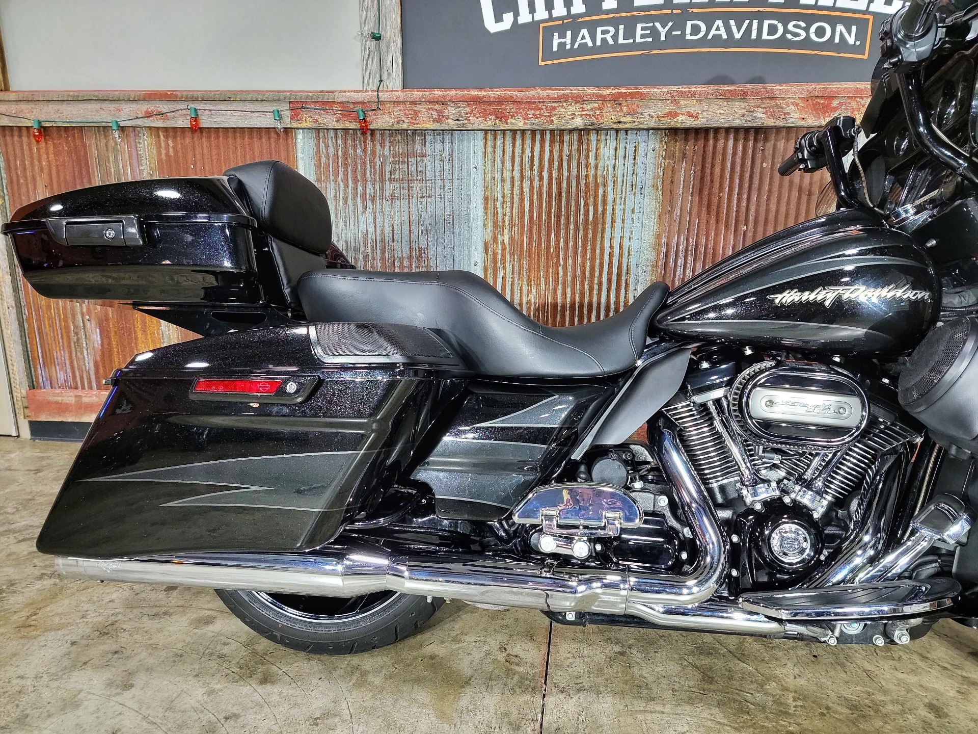 2017 Harley-Davidson CVO™ Street Glide® in Chippewa Falls, Wisconsin - Photo 11