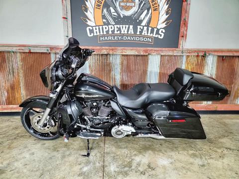 2017 Harley-Davidson CVO™ Street Glide® in Chippewa Falls, Wisconsin - Photo 13